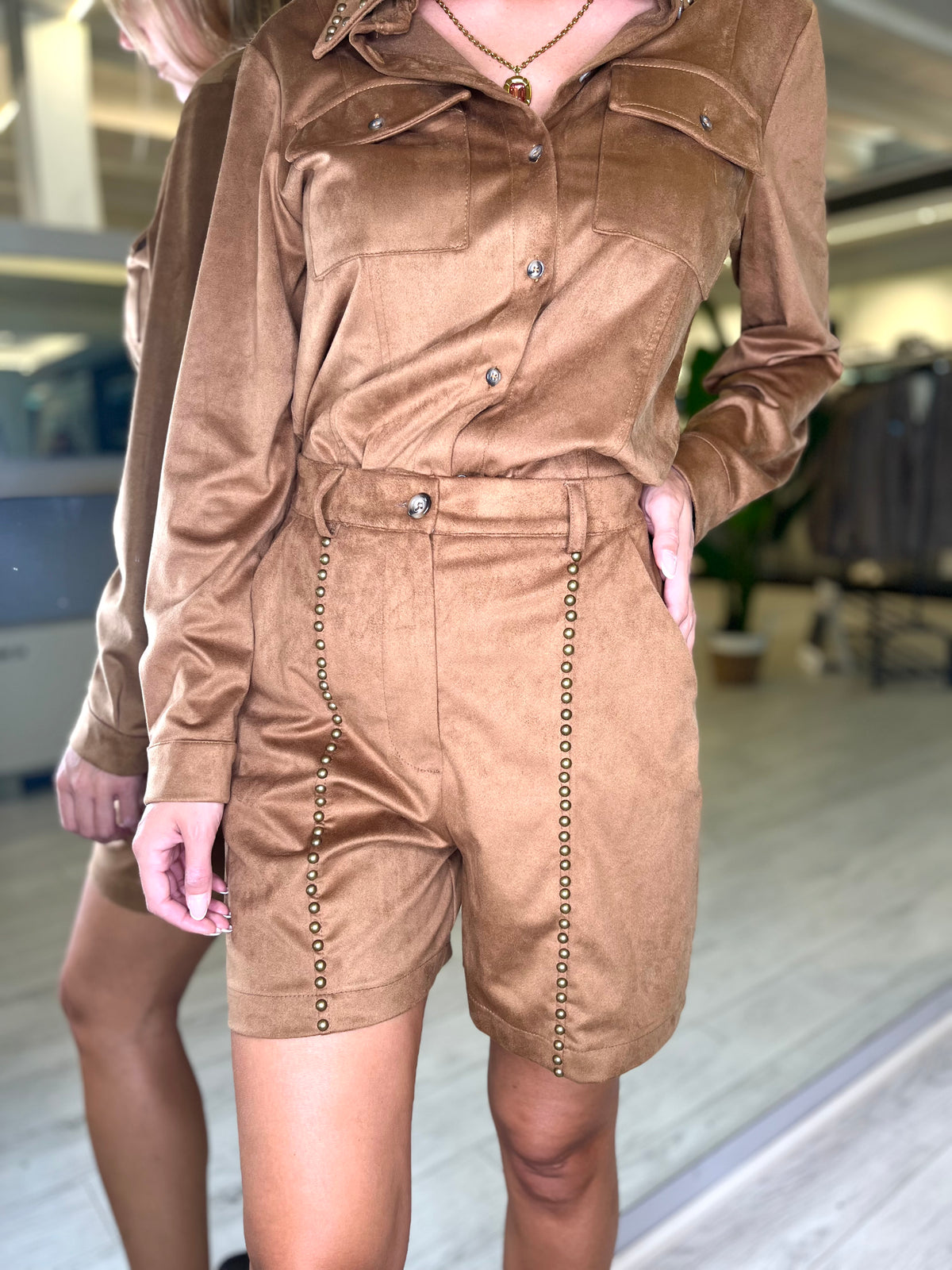 Shorts in suède con borchie tabacco