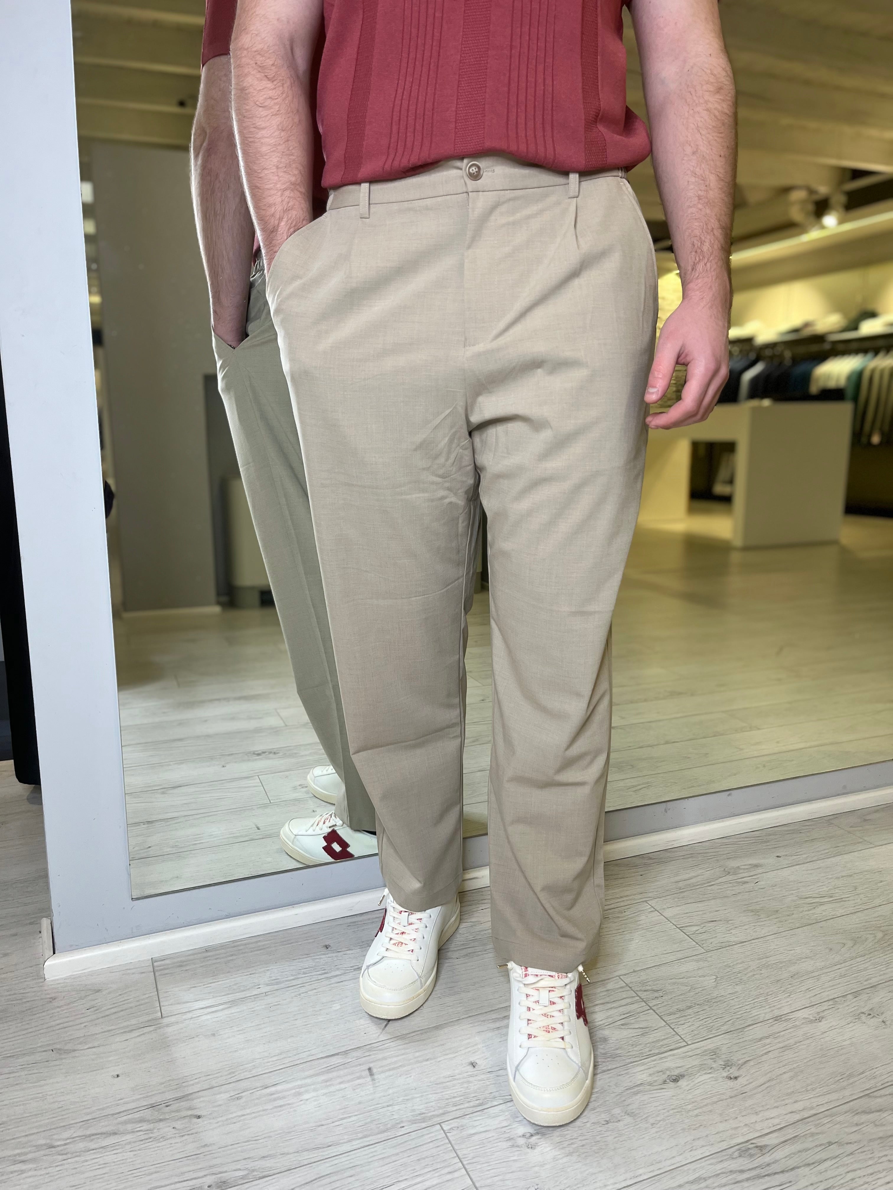 Pantalone modello baggy
