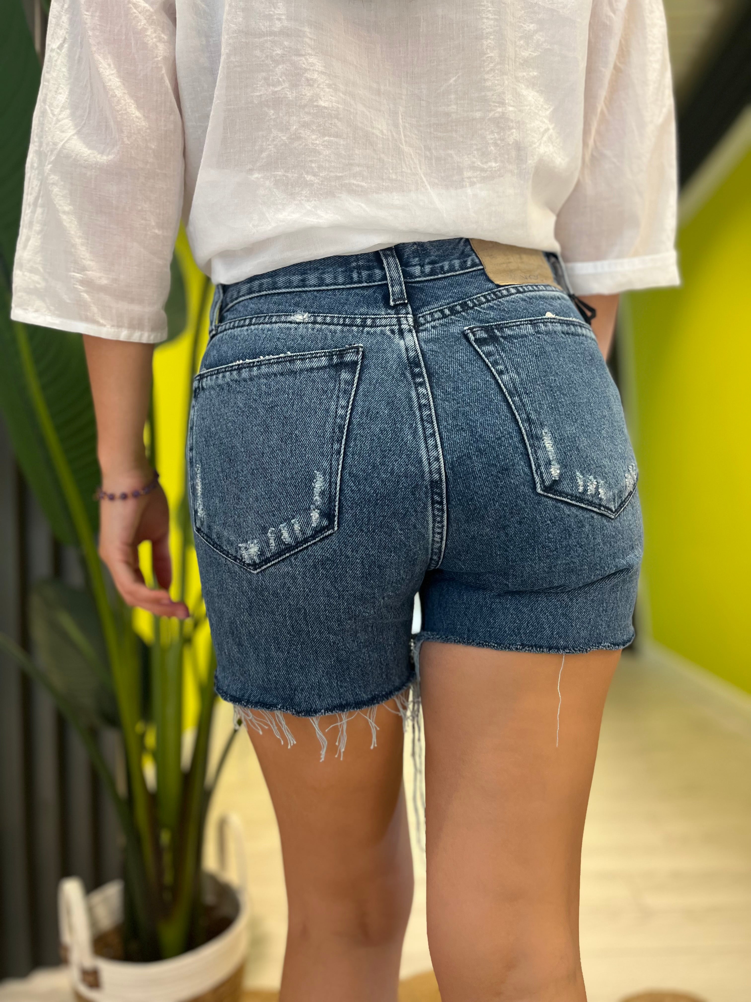 Shorts in jeans con rotture