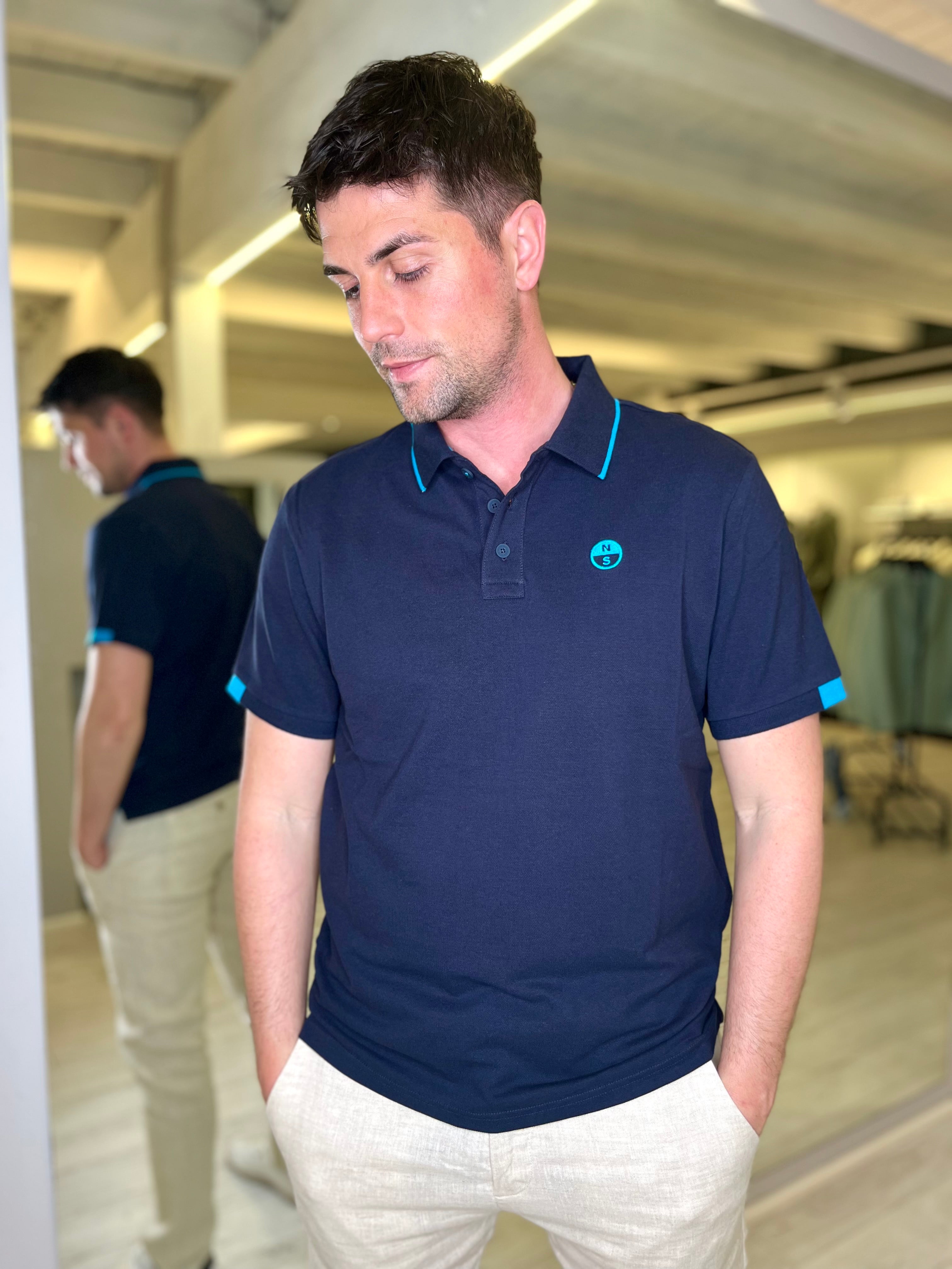 Polo con stampa sul retro del collo