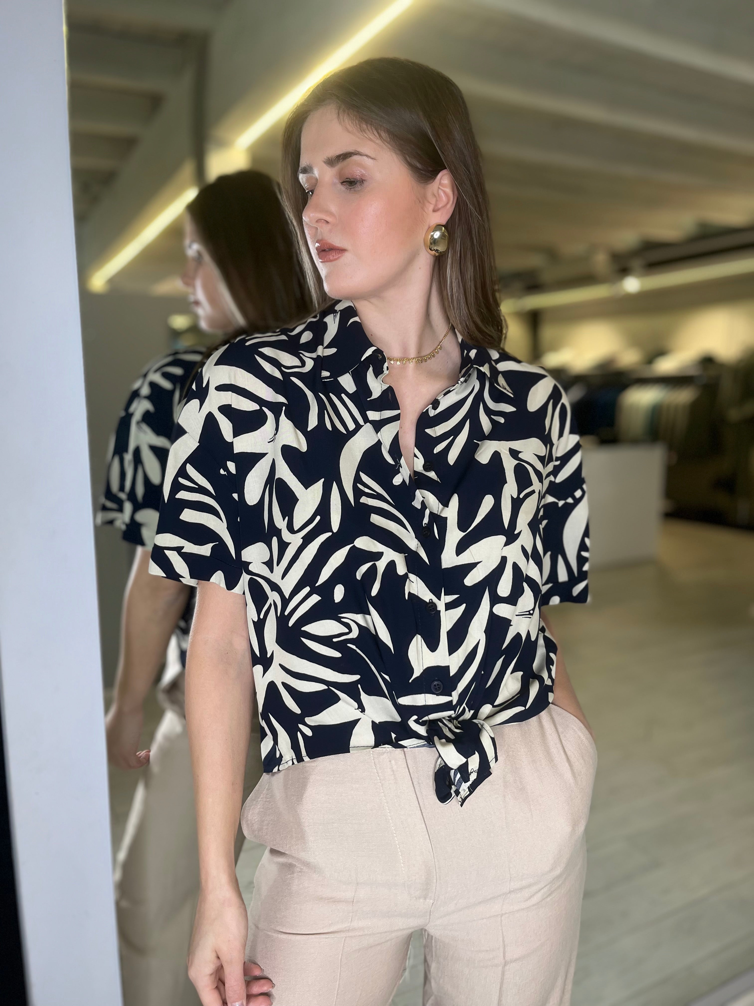 Camicia fantasia con nodo
