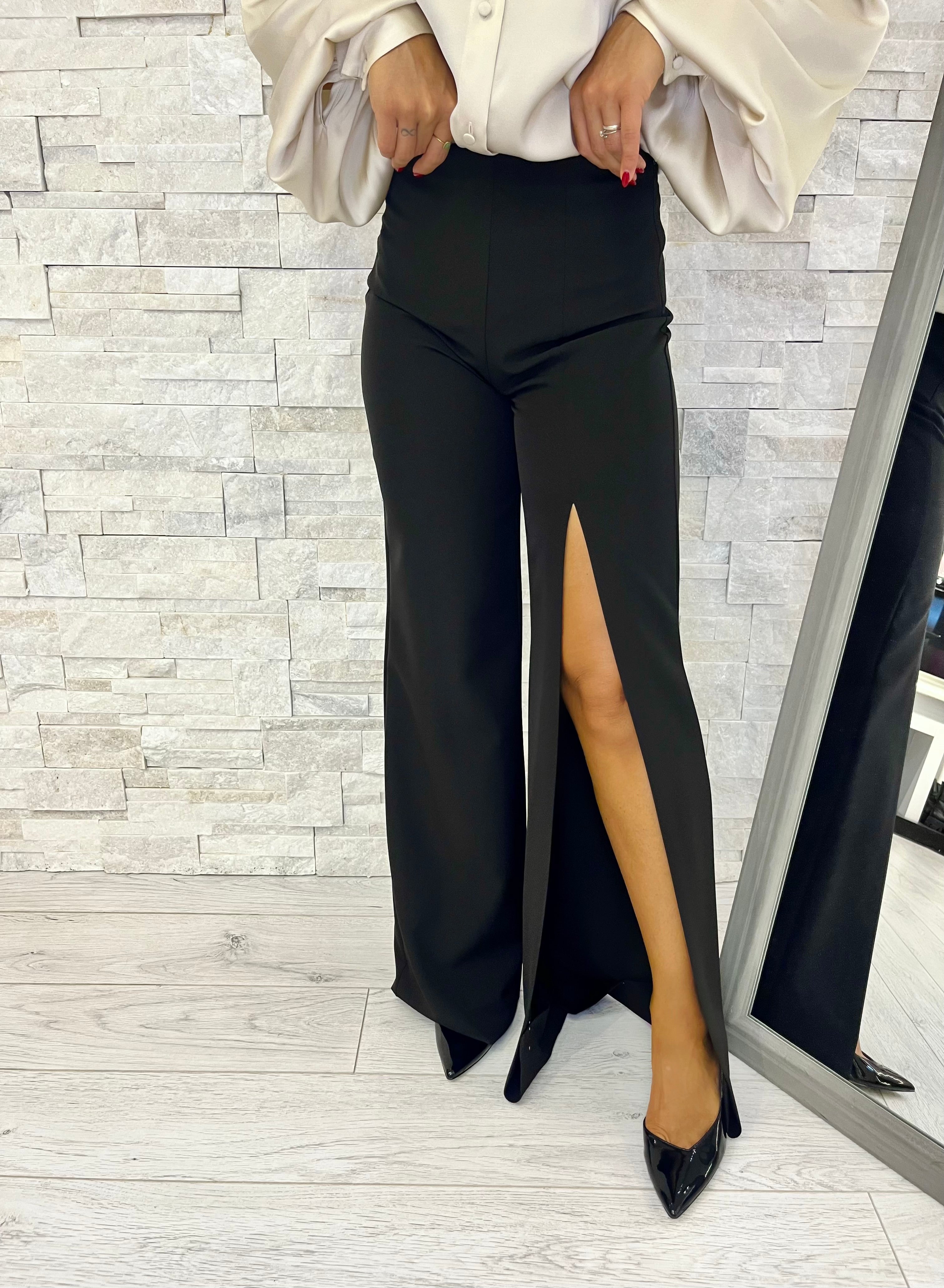Pantaloni neri a palazzo con maxi spacco
