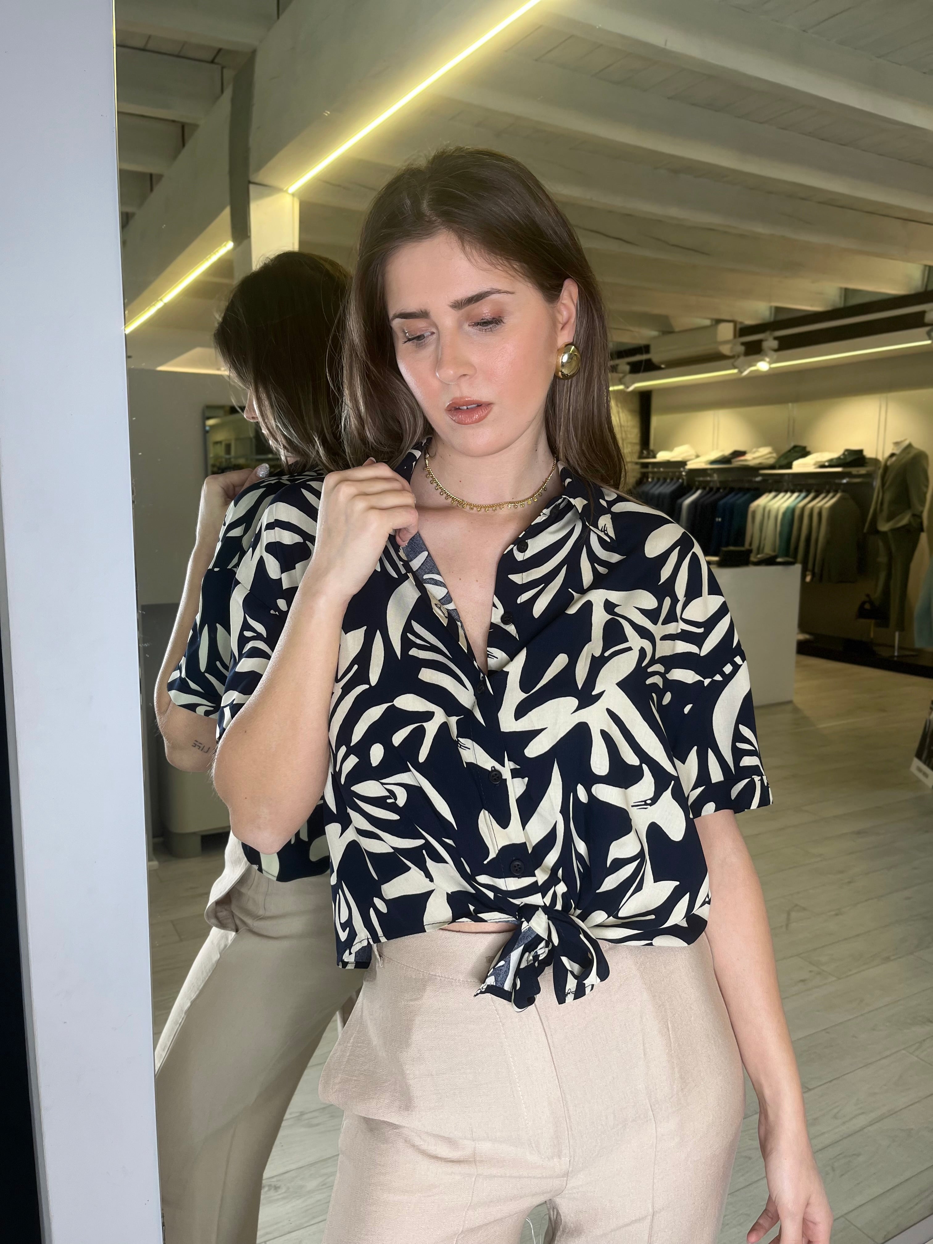 Camicia fantasia con nodo