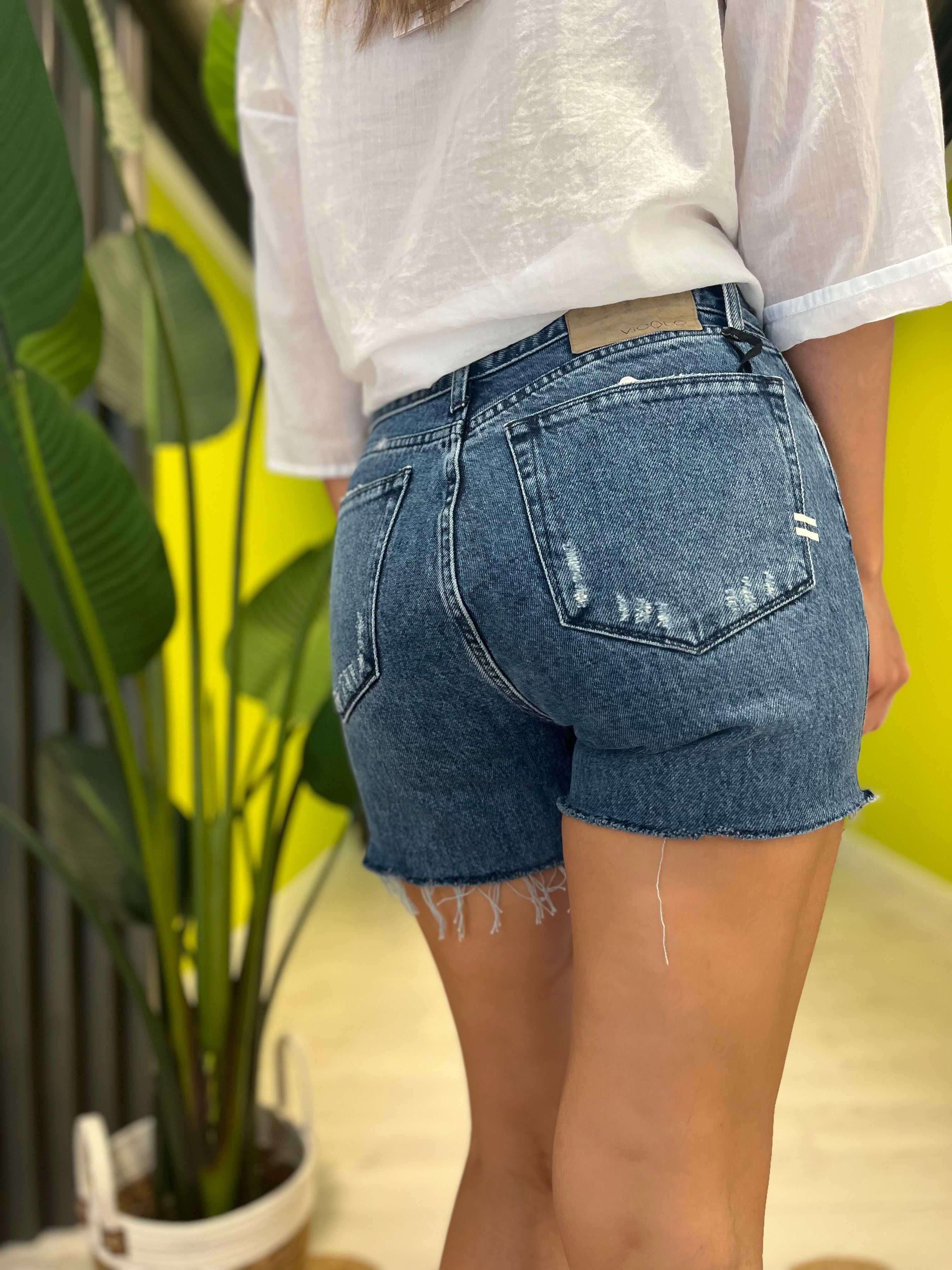 Shorts in jeans con rotture