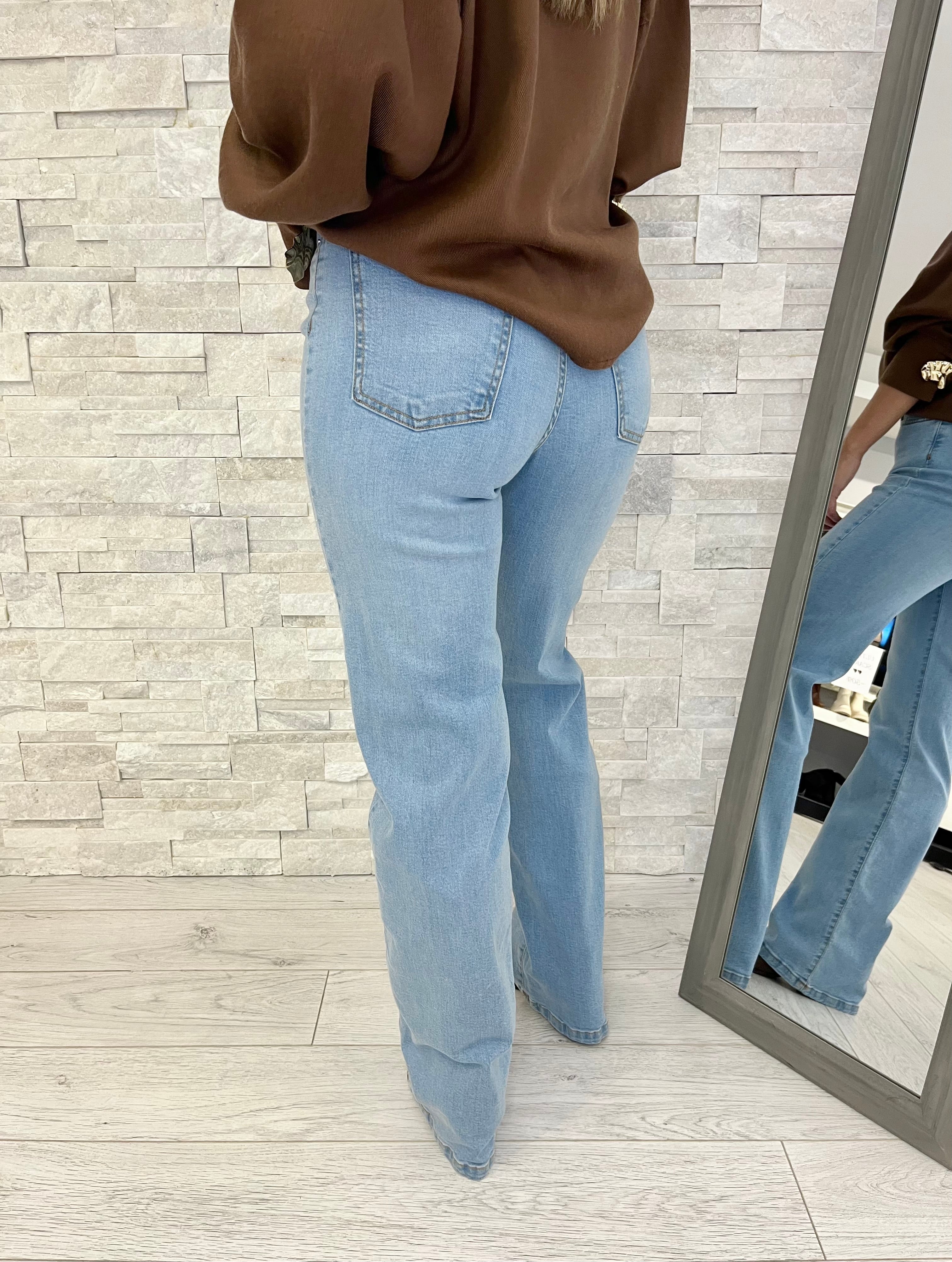 Jeans azzurro gamba dritta