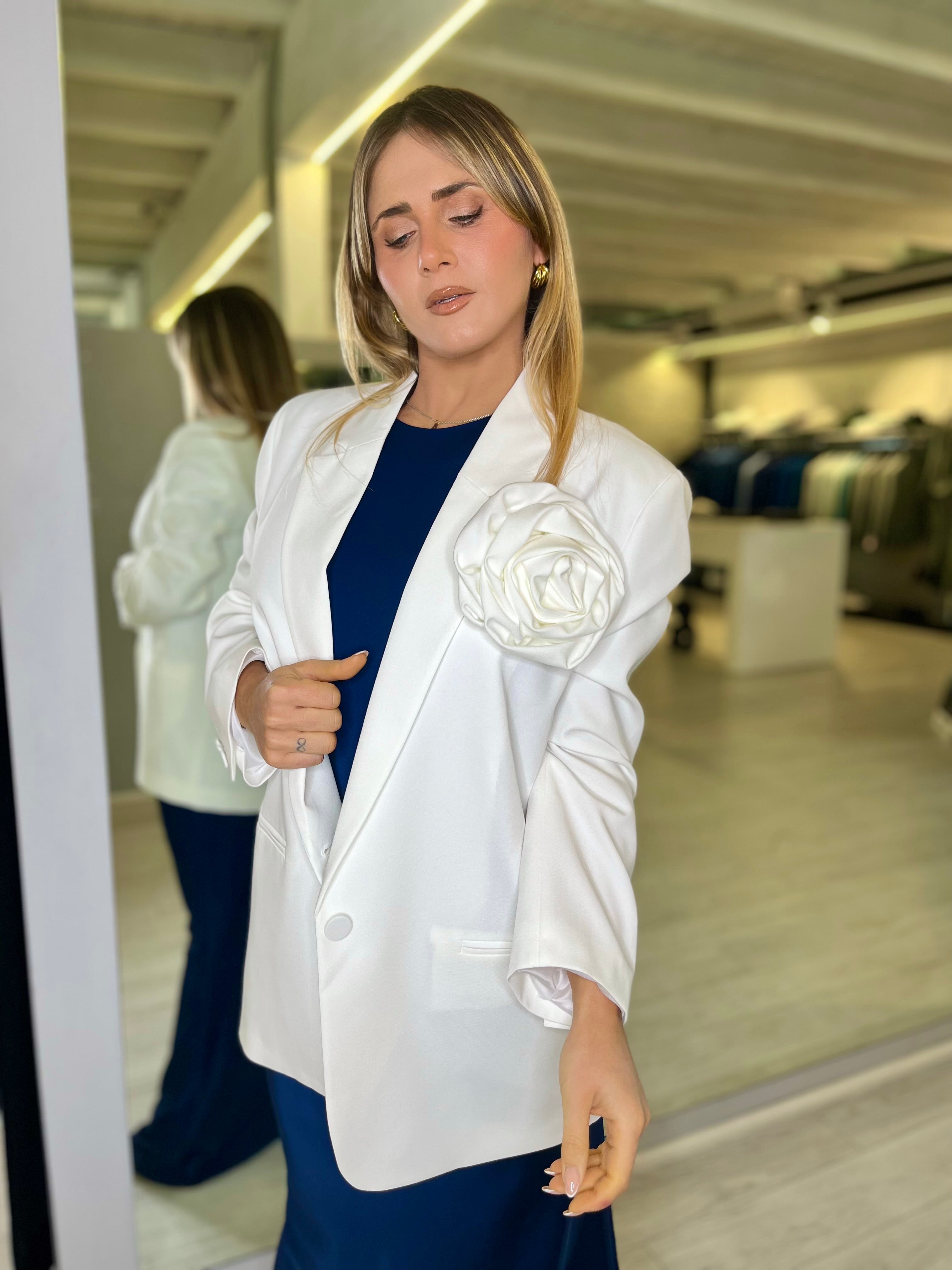 Giacca bianca con spilla fiore