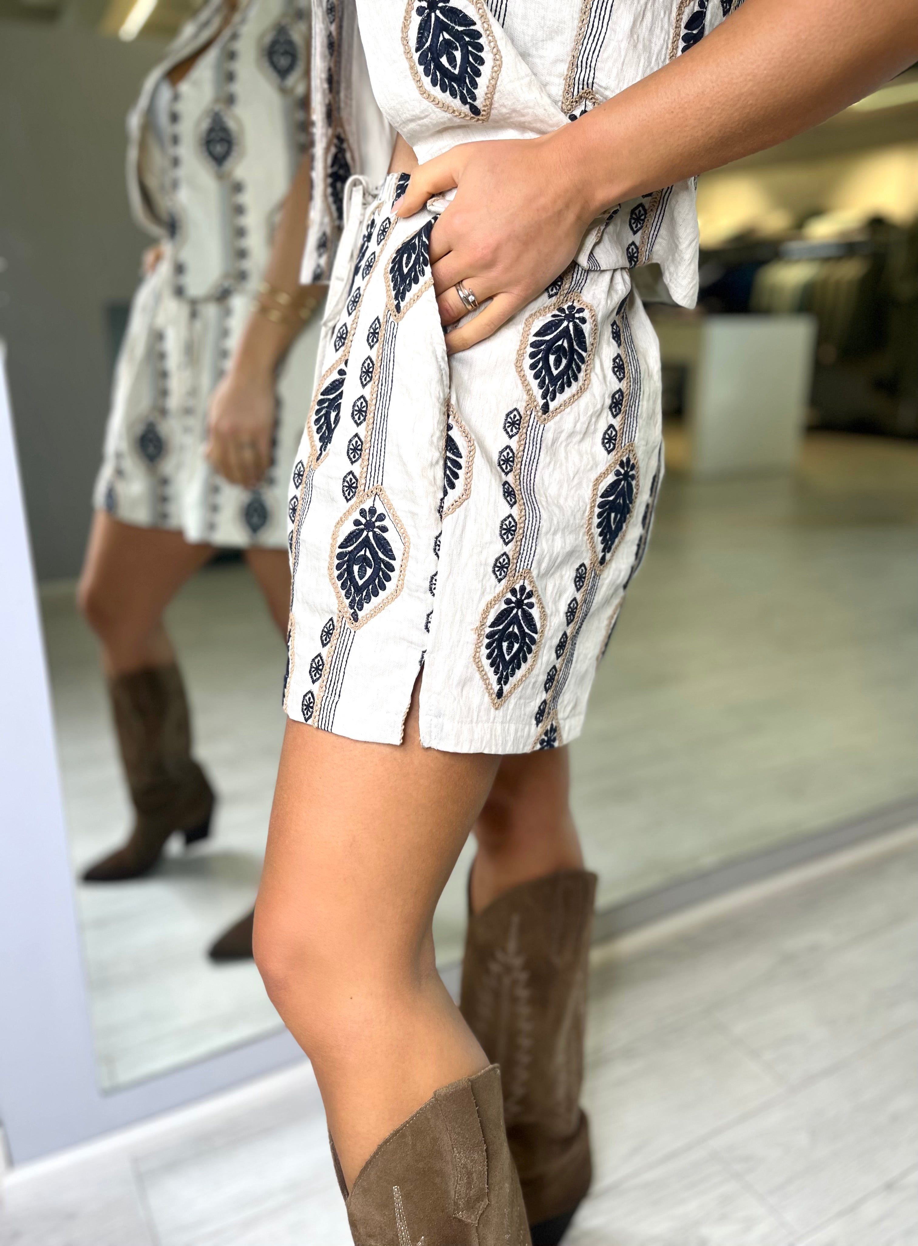 Shorts con ricami beige