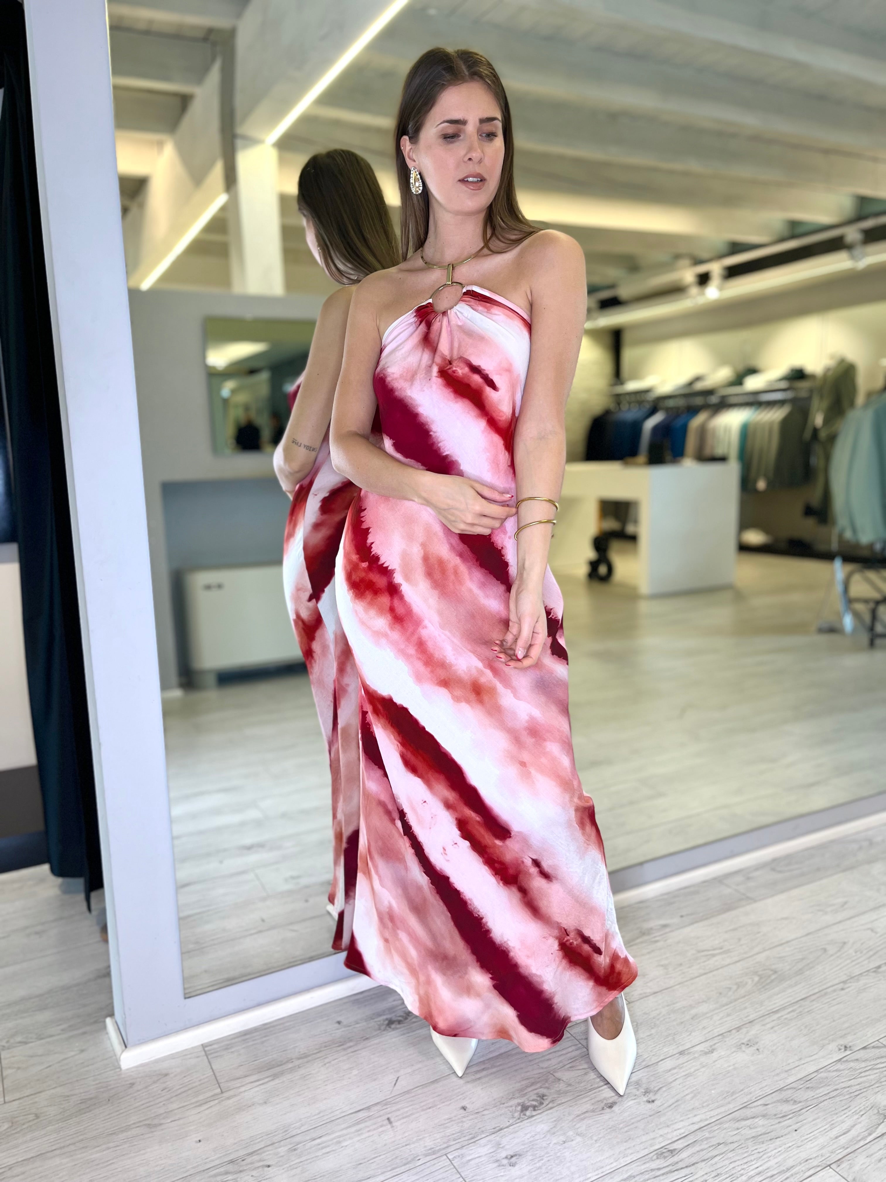 Abito lungo con collana dorata