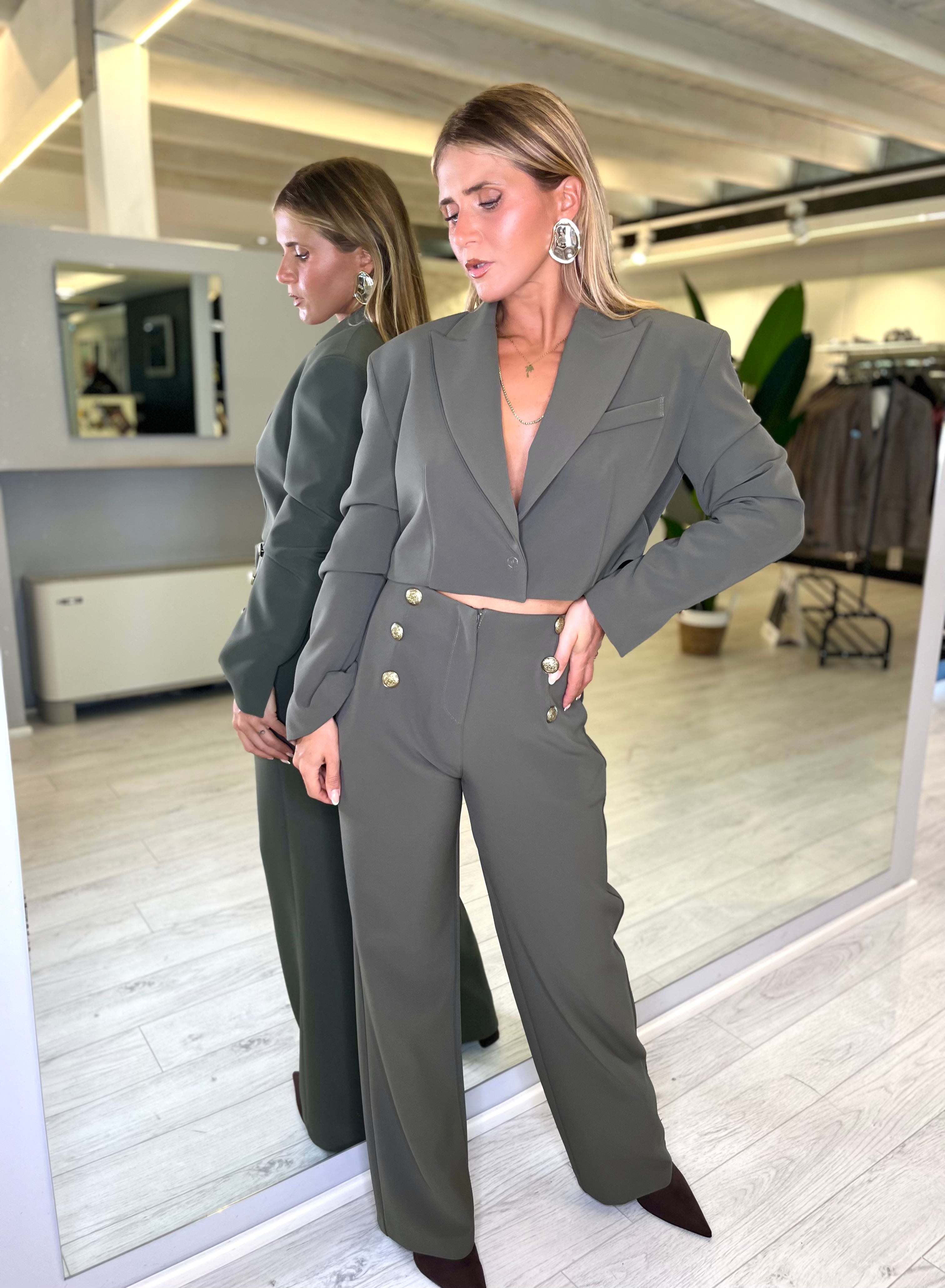 Tailleur verde militare con bottoni oro