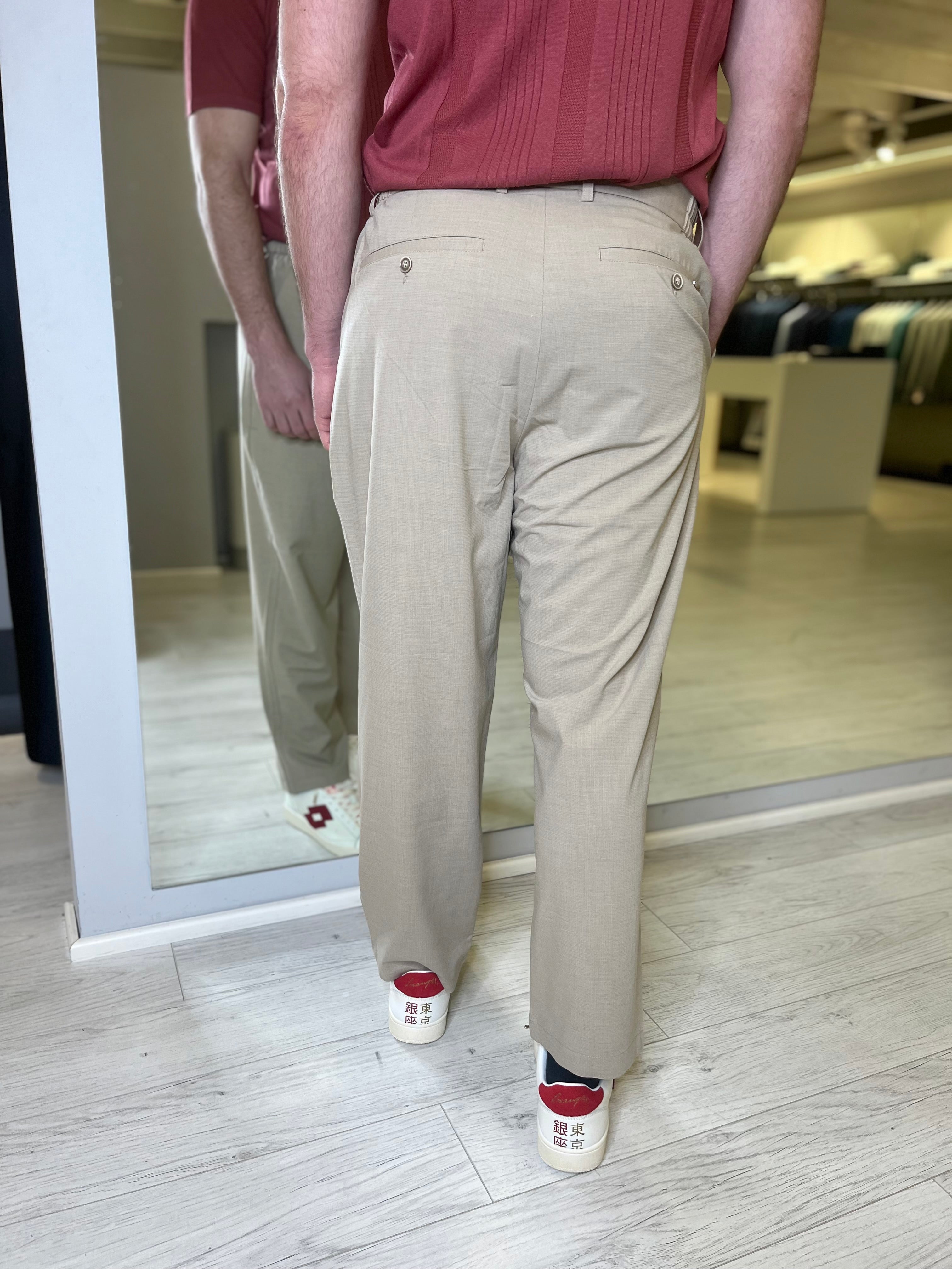 Pantalone modello baggy