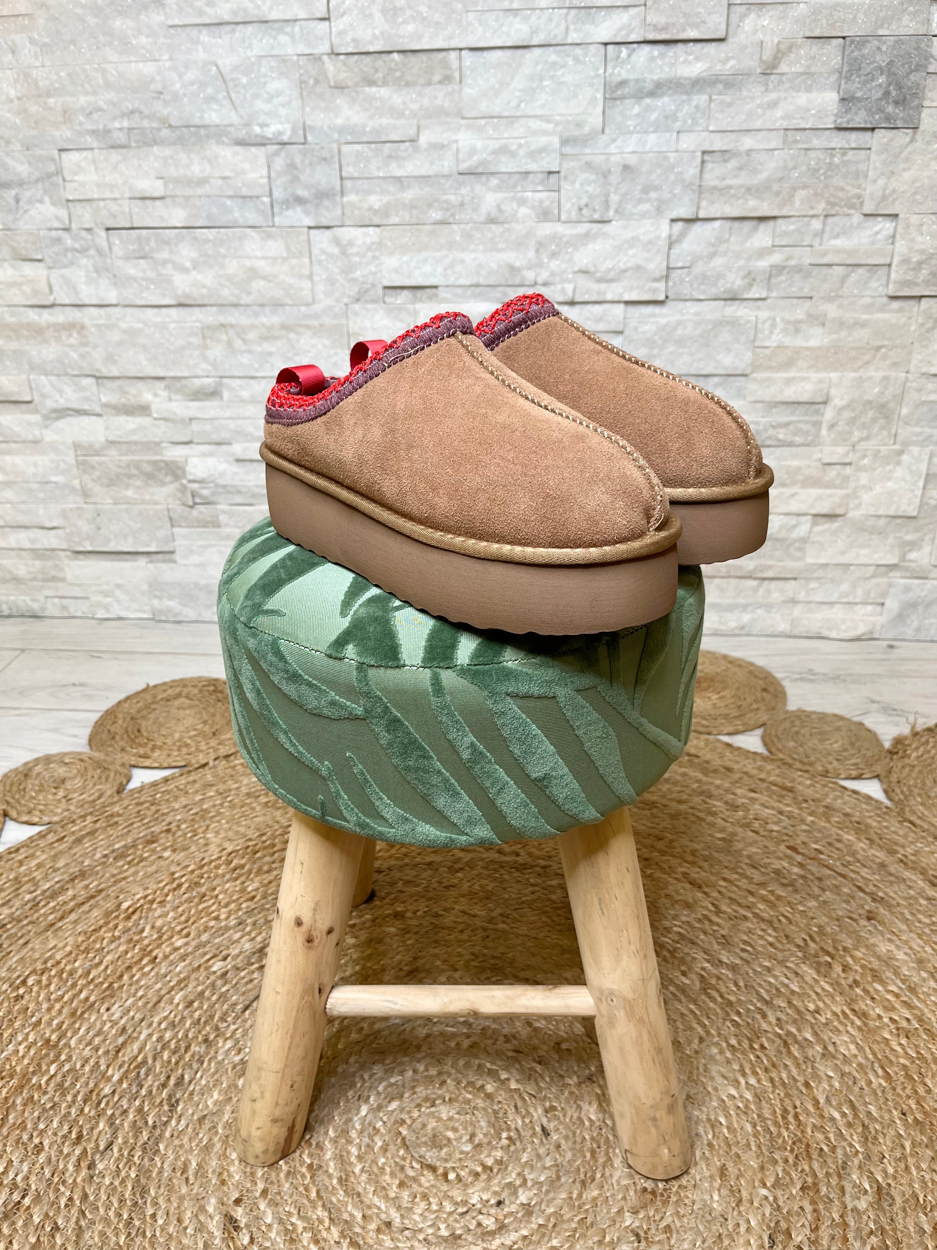 Sabot in suede ricamato platform cammello