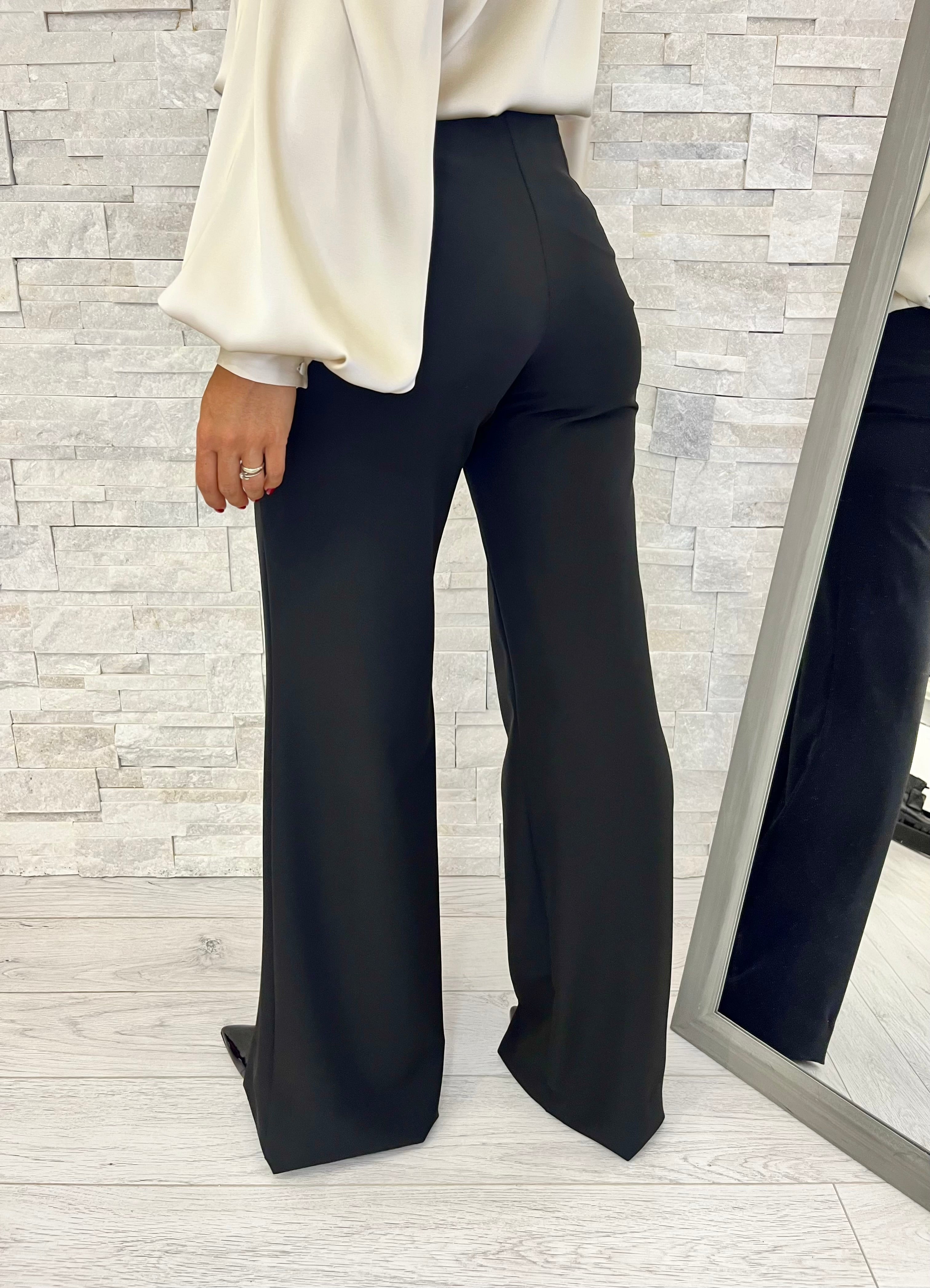 Pantaloni neri a palazzo con maxi spacco