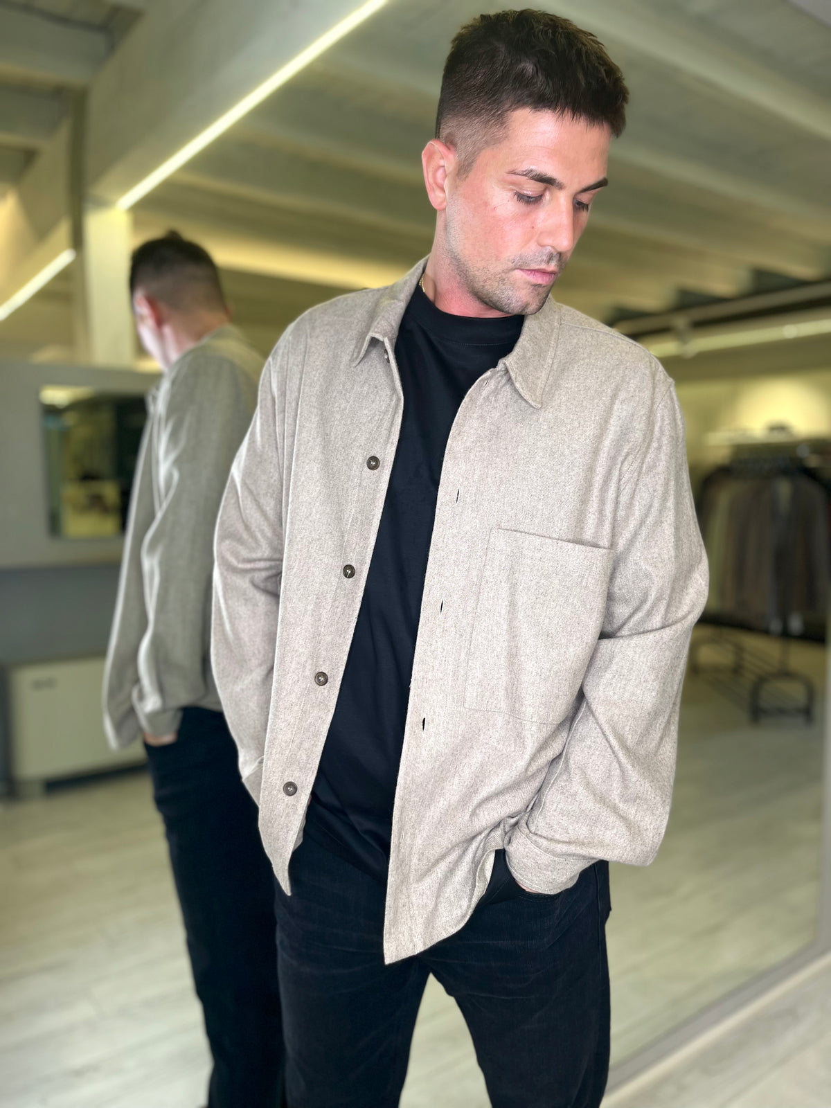 Camicia over beige con tasca frontale