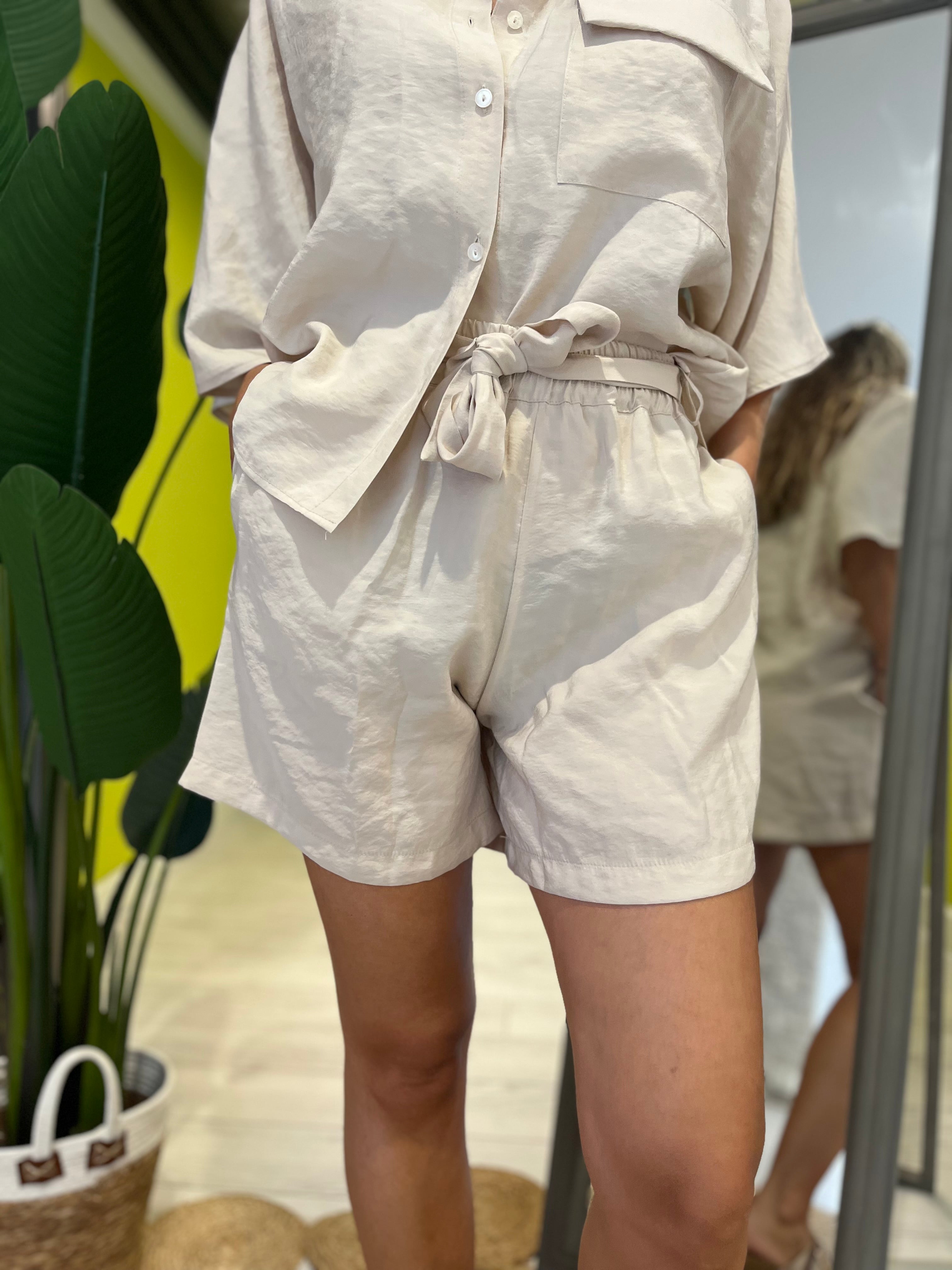 Shorts con elastico in vita beige