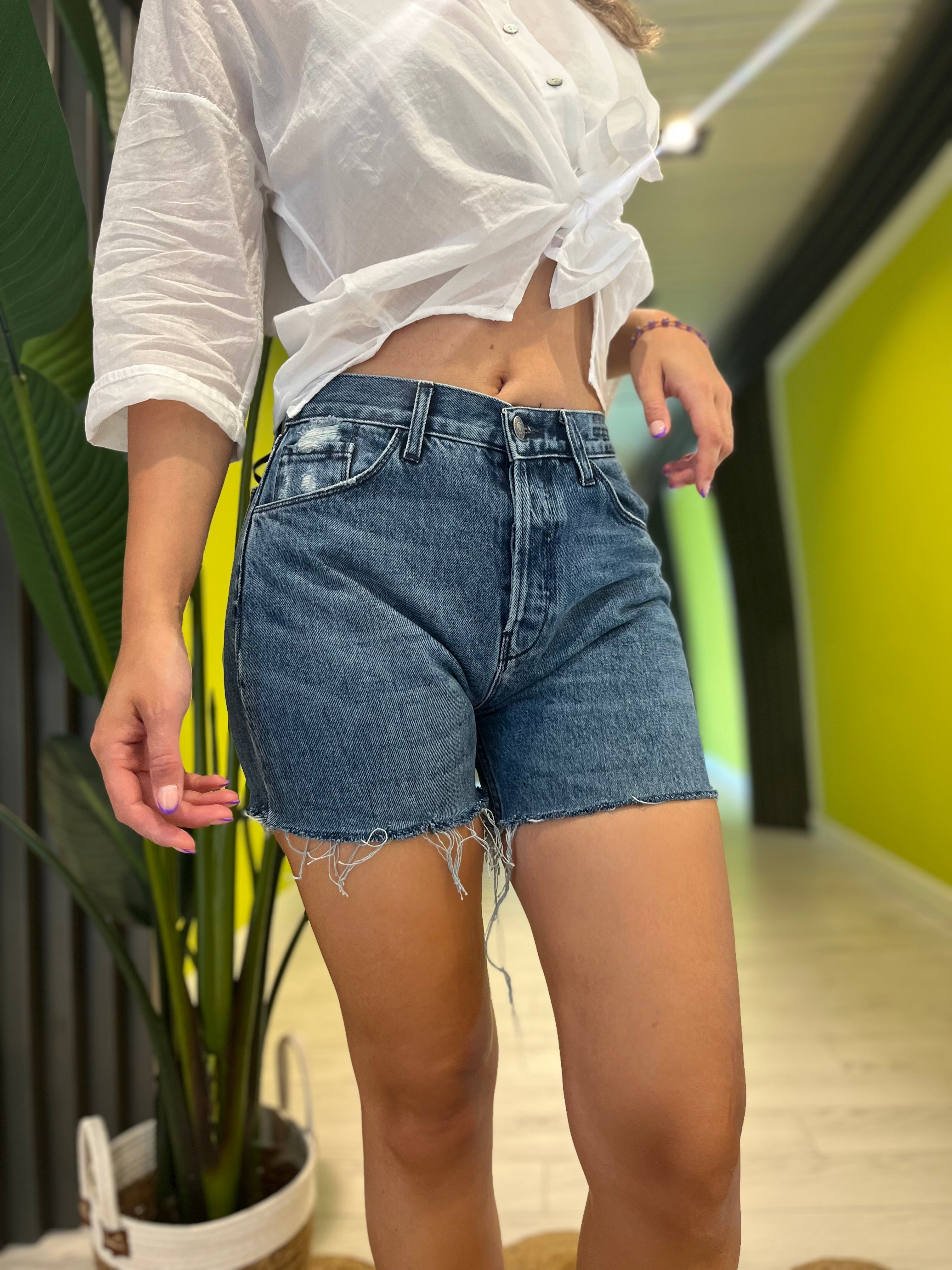 Shorts in jeans con rotture