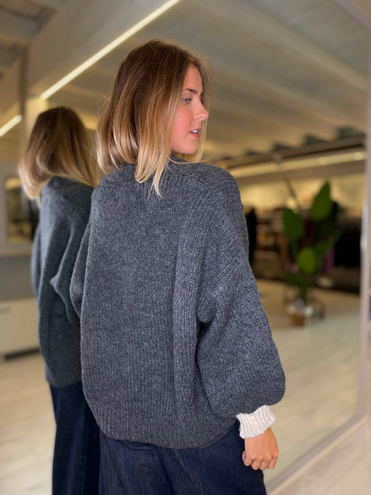 Cardigan antracite con tasche bicolore