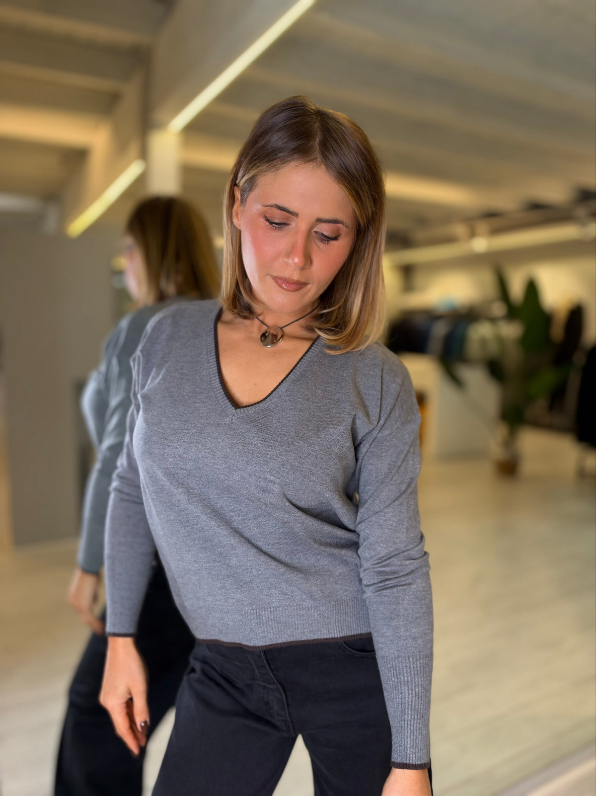 Maglia grigia V in contrasto