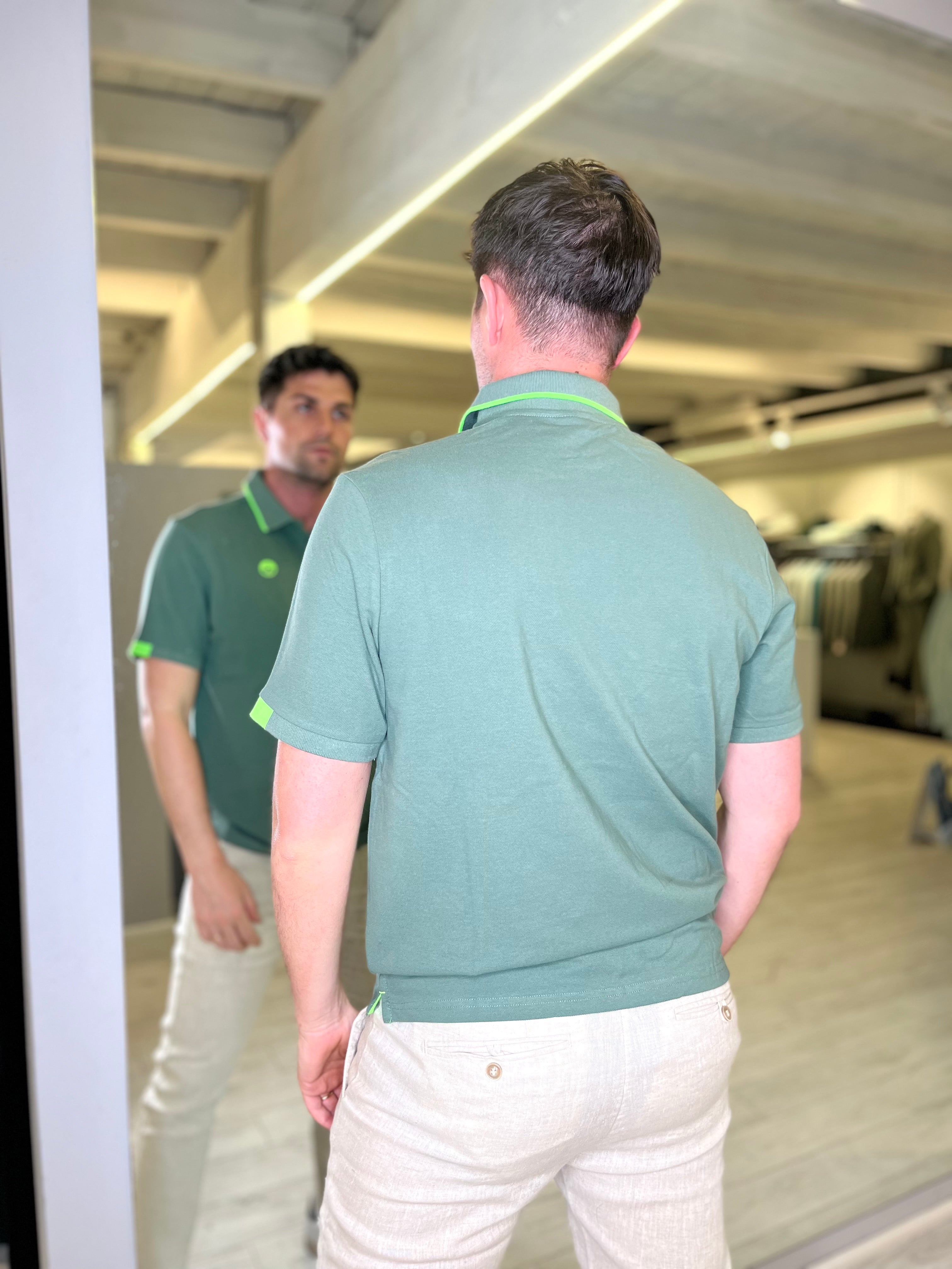 Polo con stampa sul retro del collo