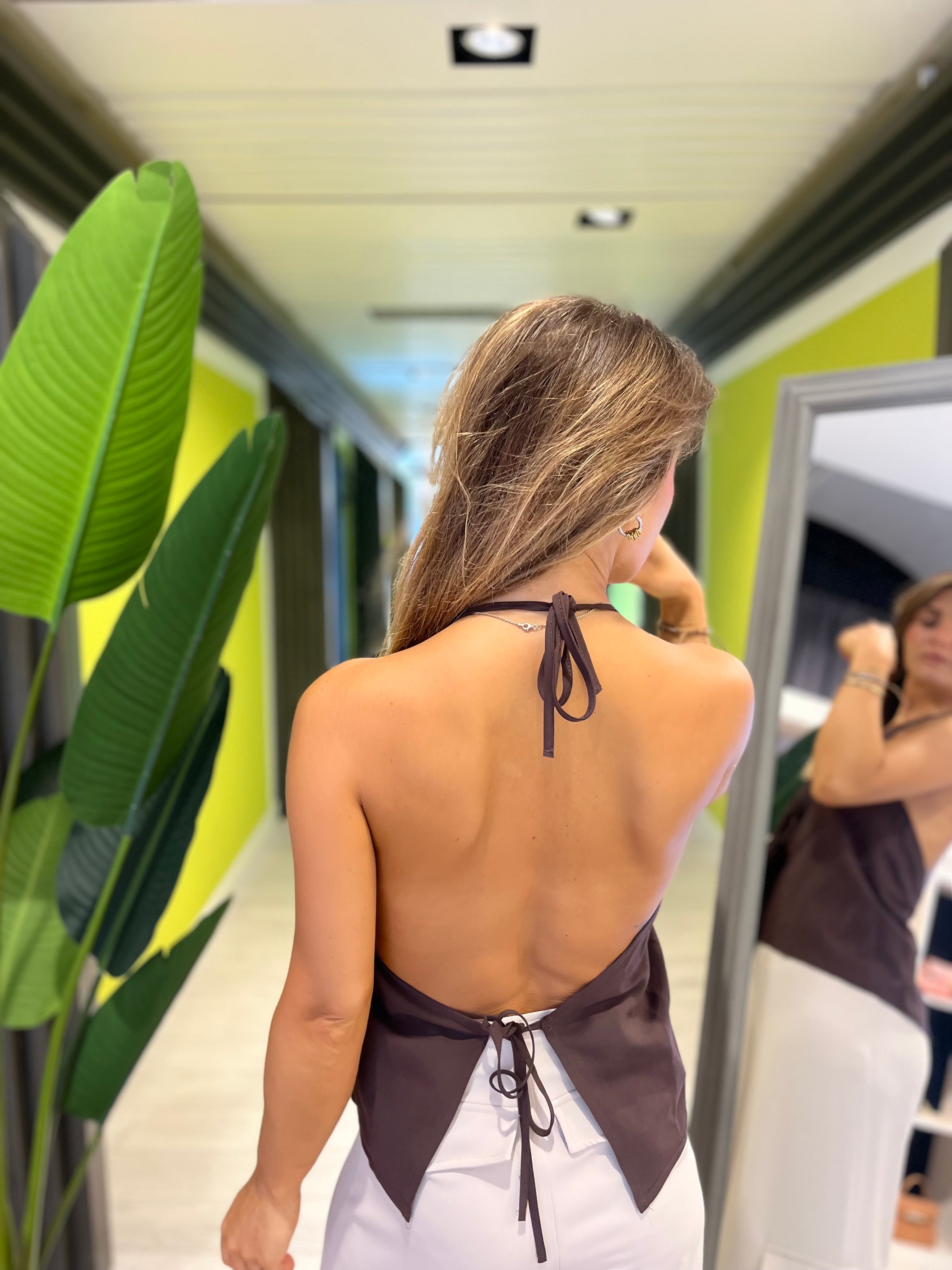 Top chiusura con laccetti color cioccolato