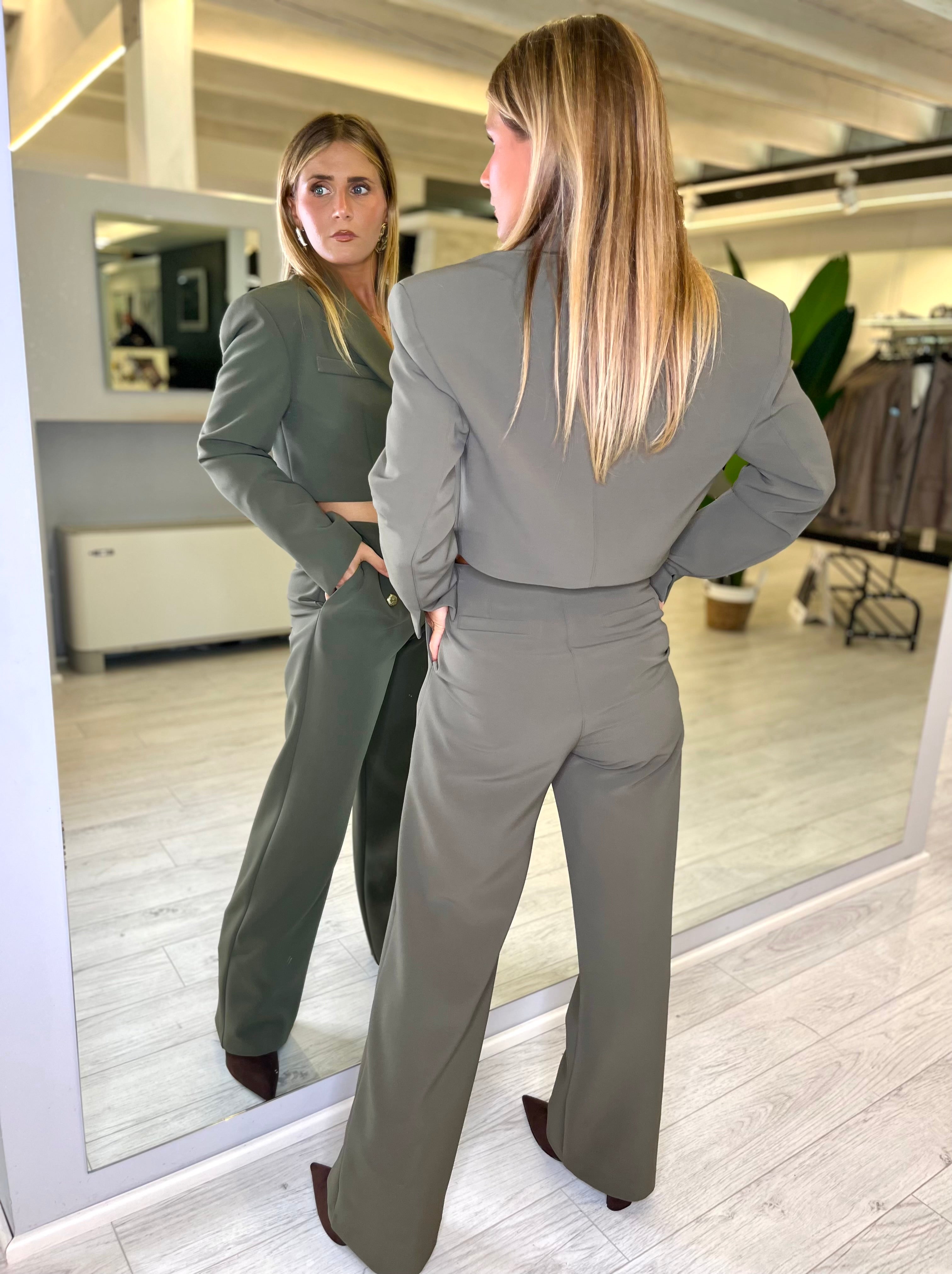 Tailleur verde militare con bottoni oro