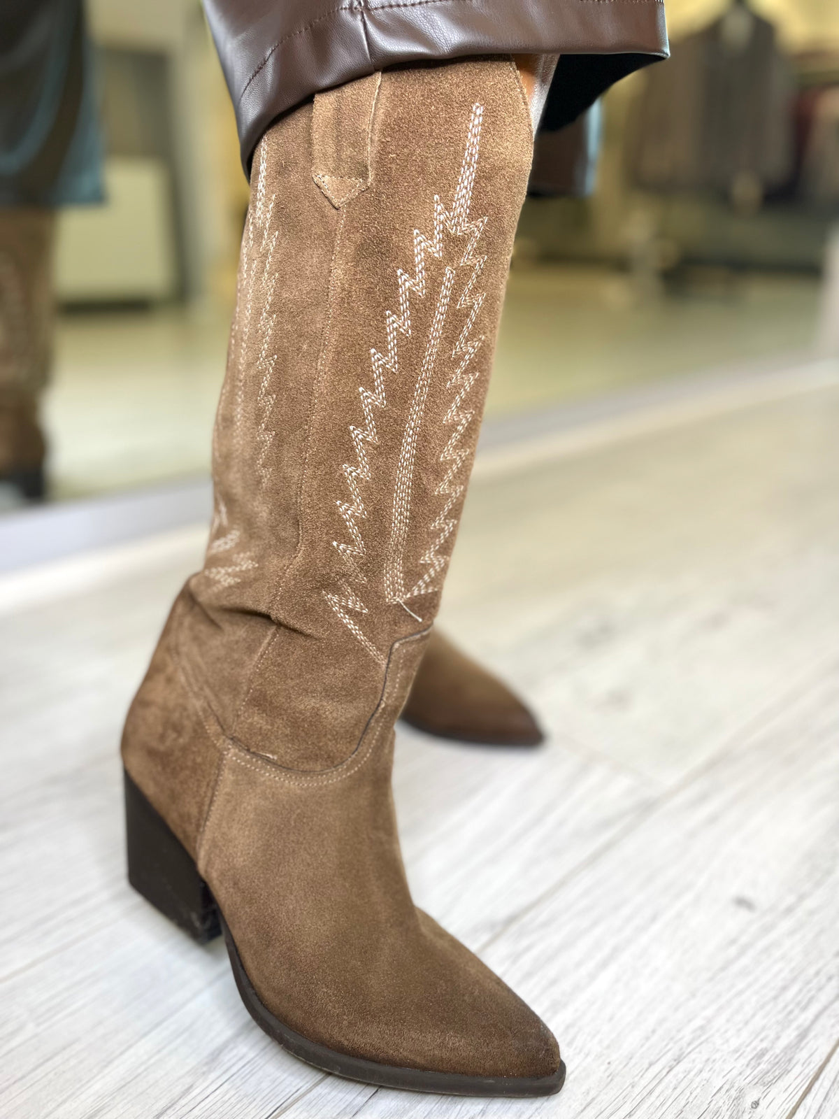 Texano in camoscio taupe