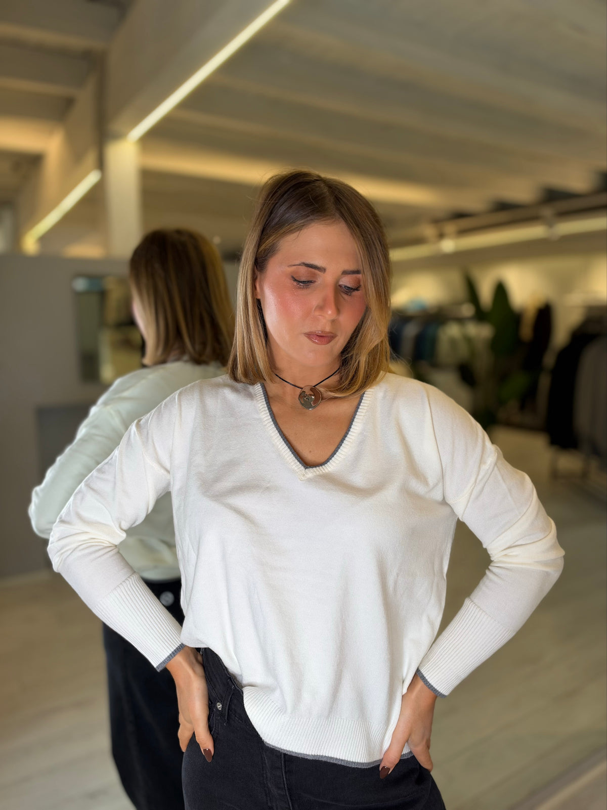 Maglia bianca V in contrasto