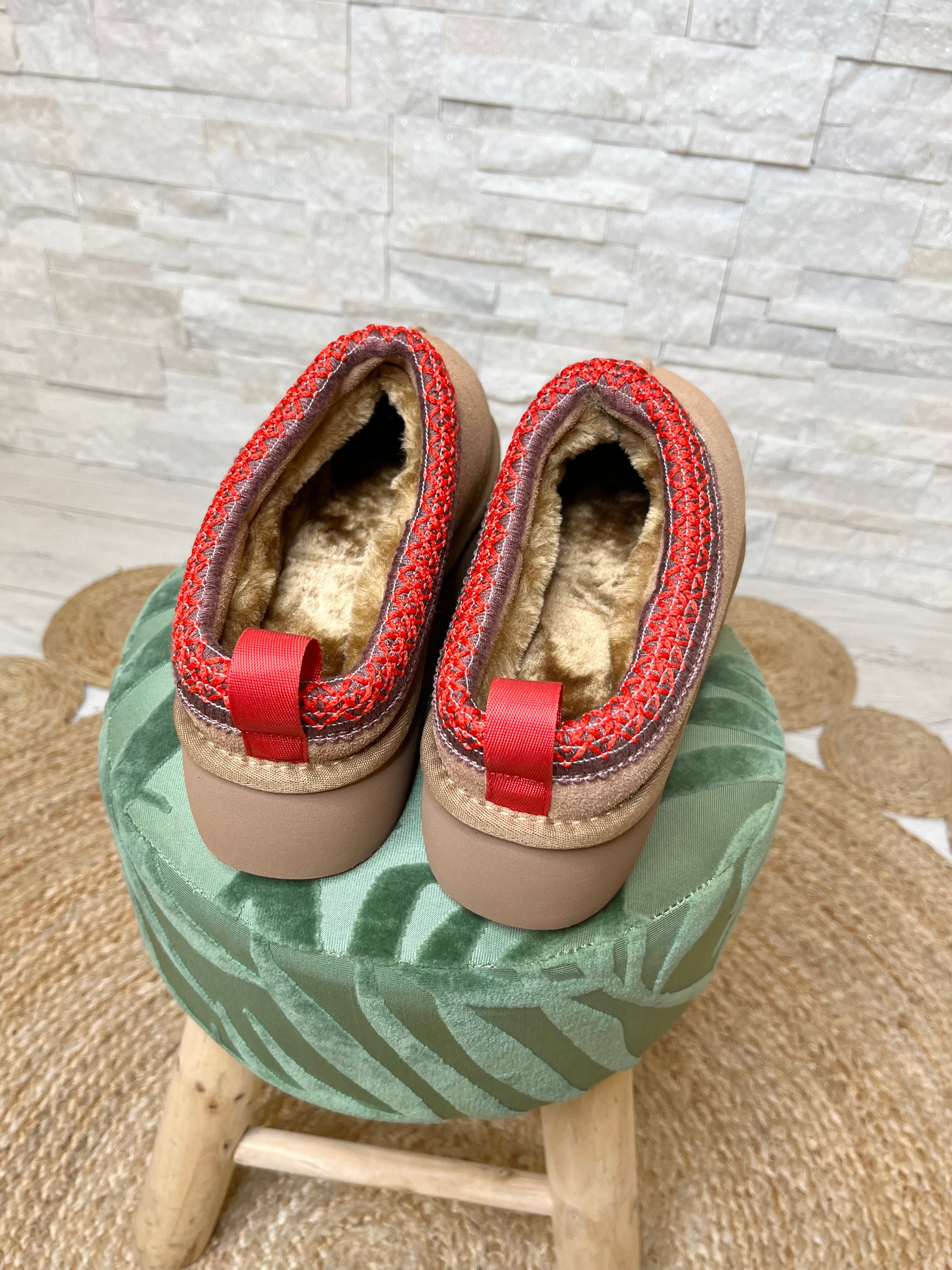 Sabot in suede ricamato platform cammello