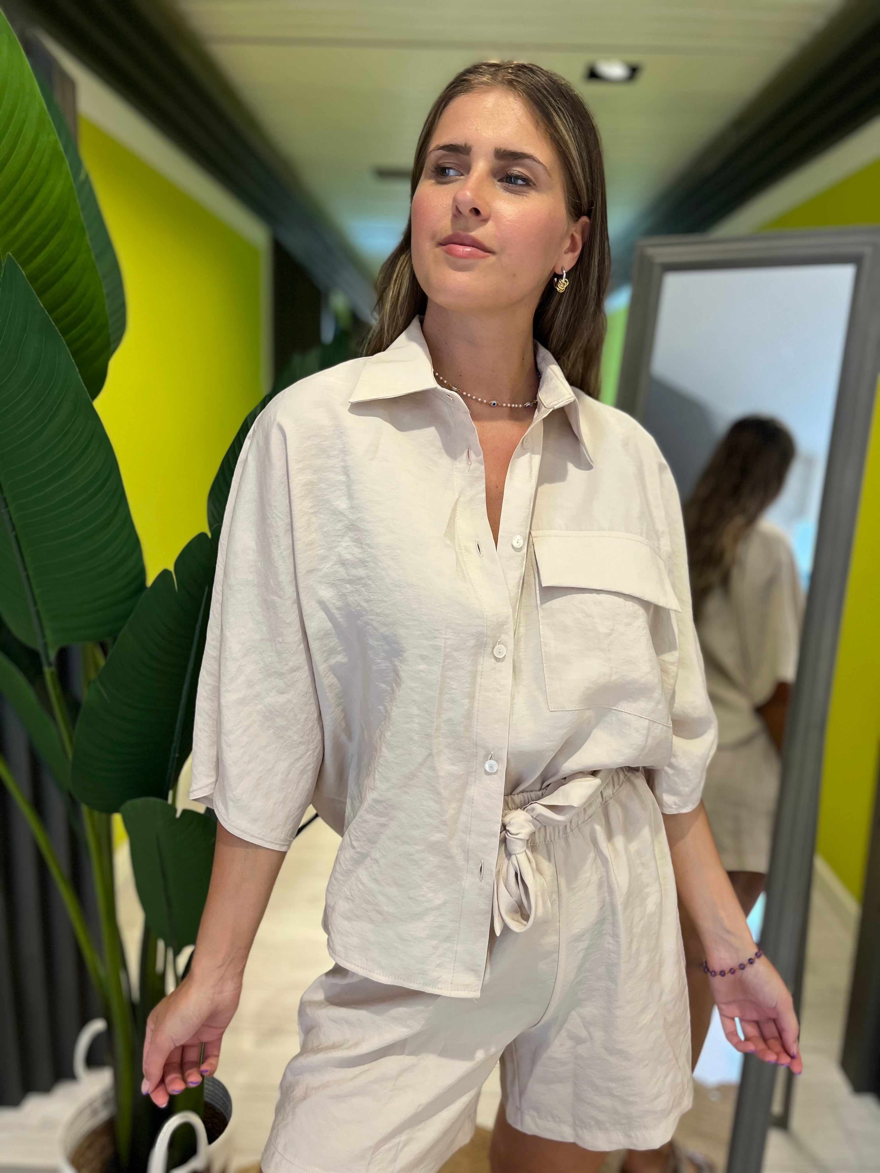 Camicia over con tasca beige