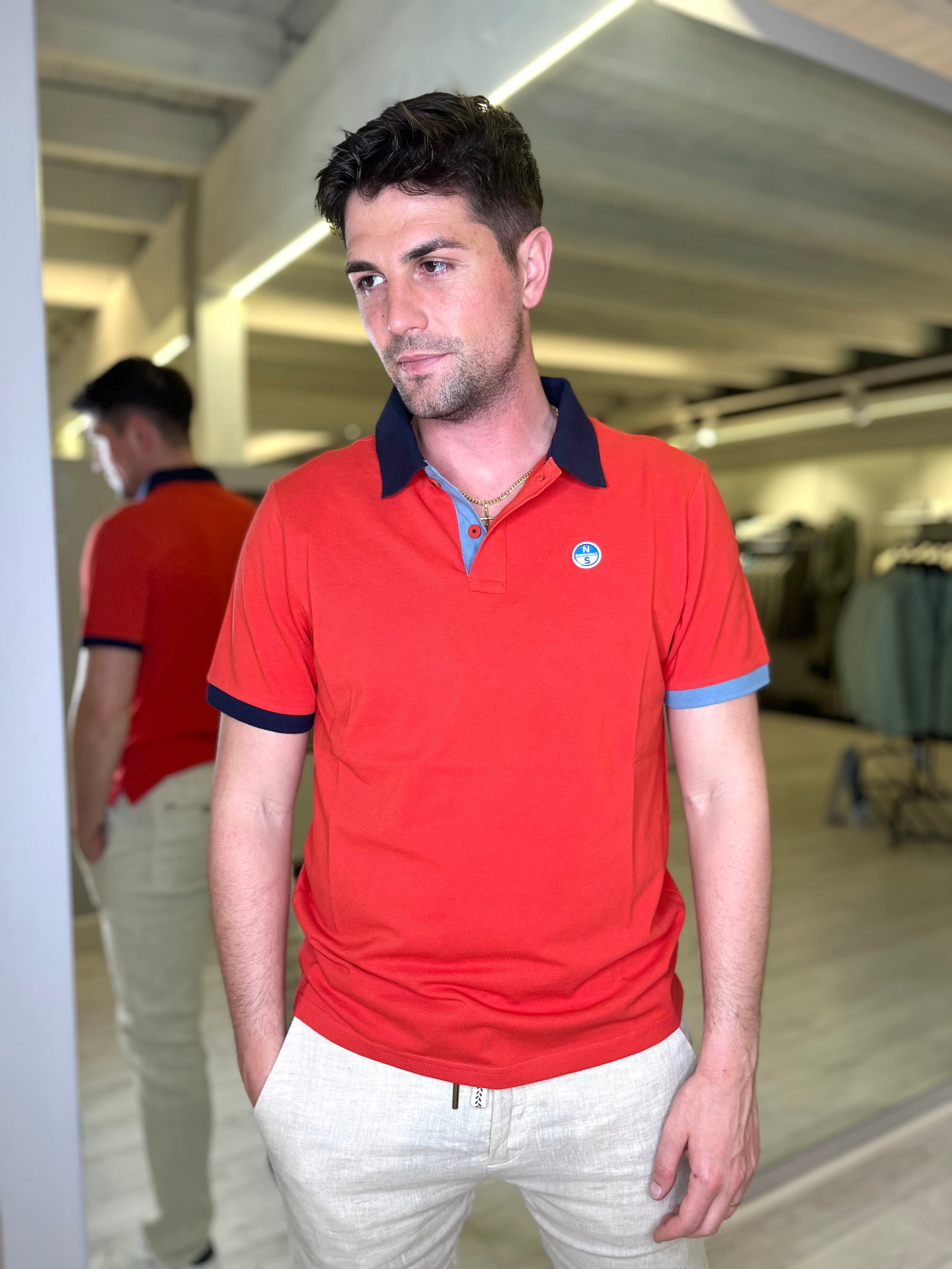 Polo con stampa sul retro del collo