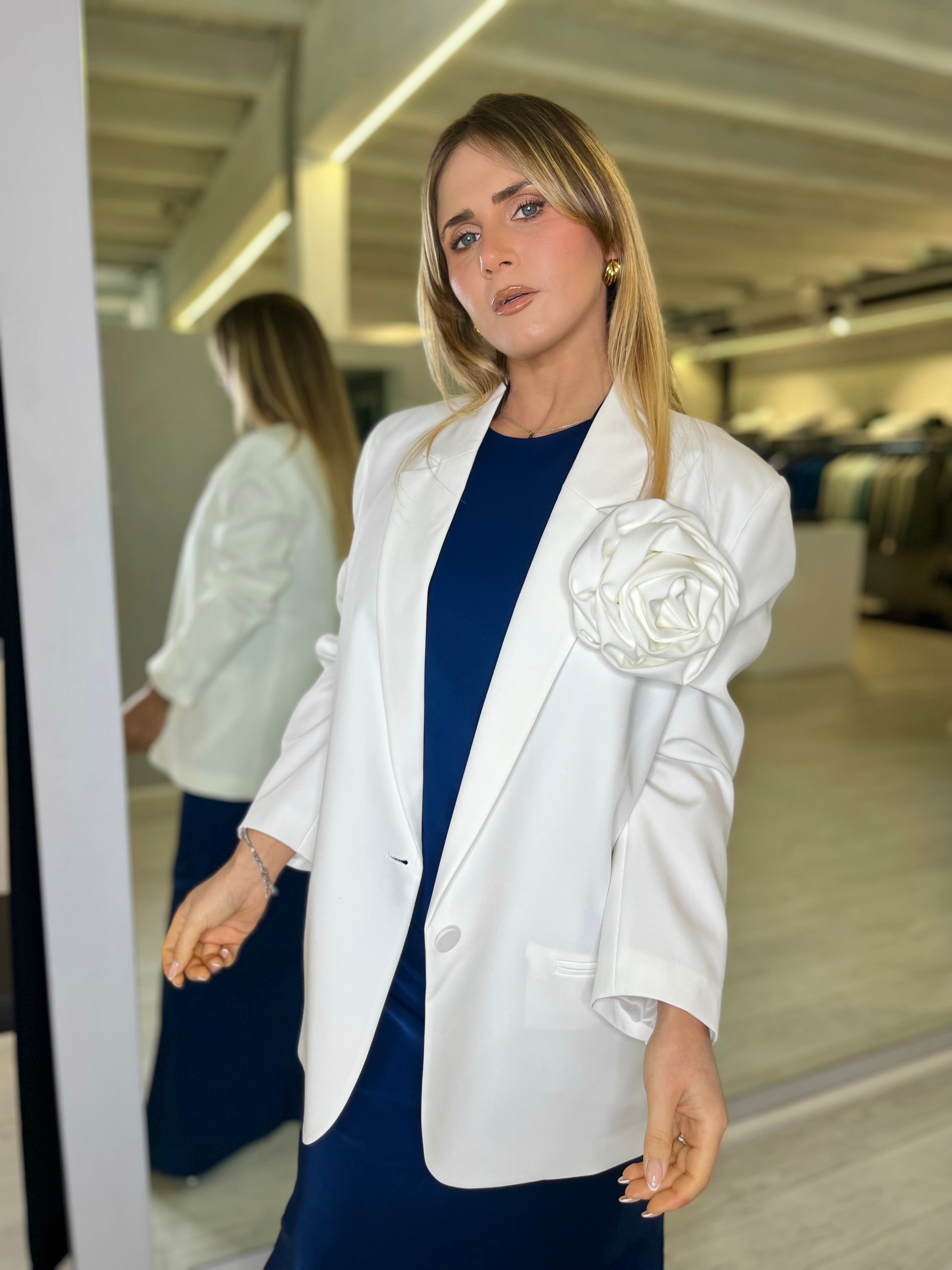 Giacca bianca con spilla fiore