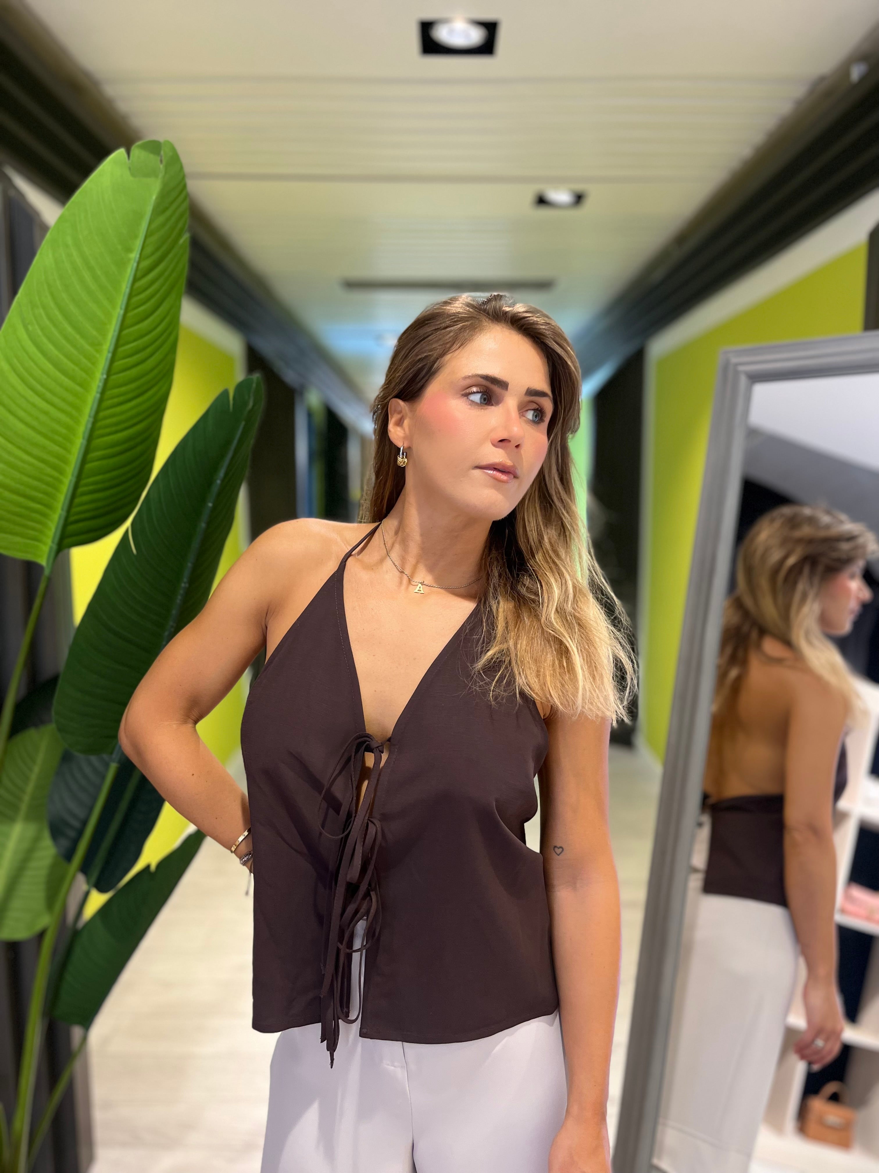 Top chiusura con laccetti color cioccolato
