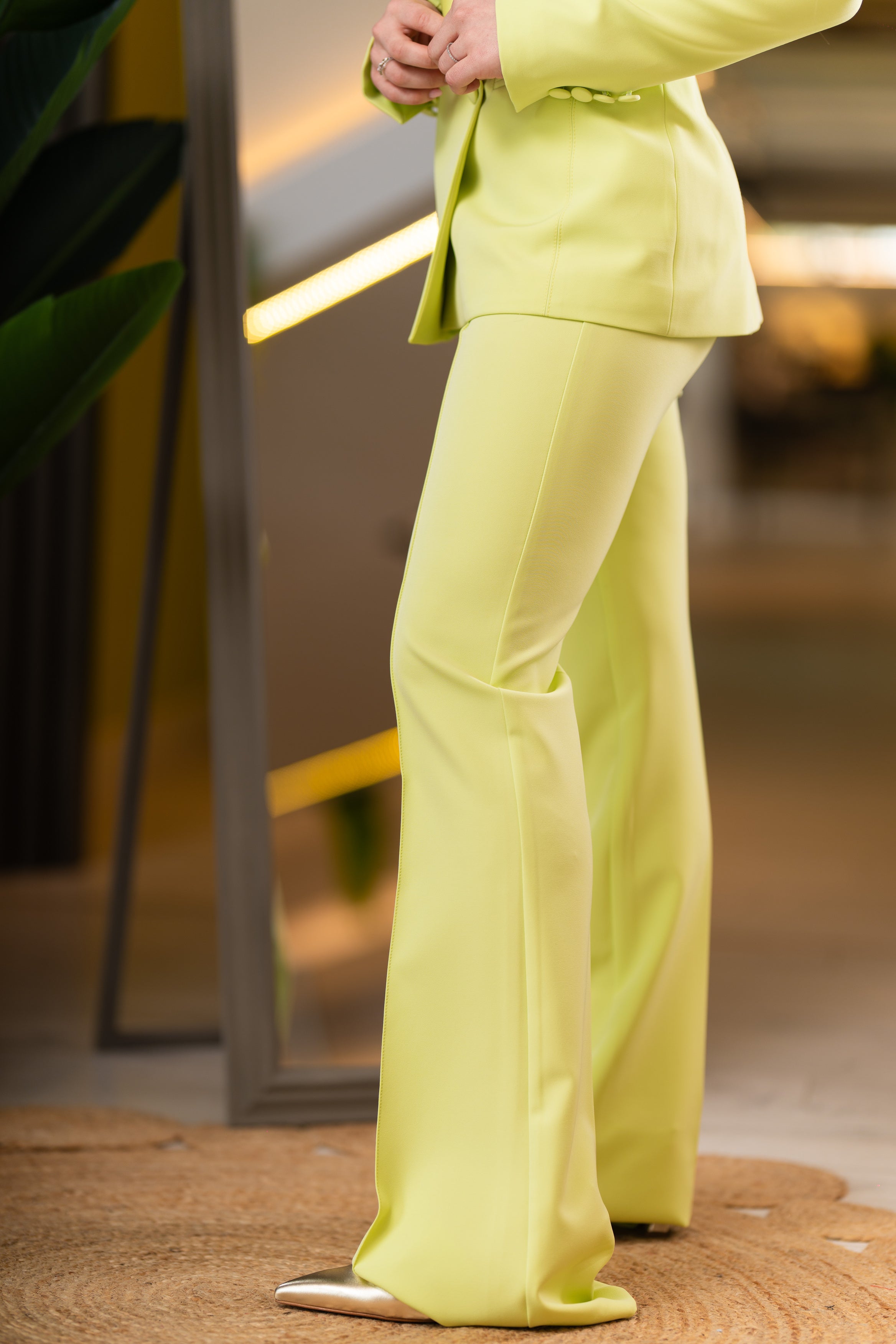 Tailleur donna avvitato con bottone tono su tono
