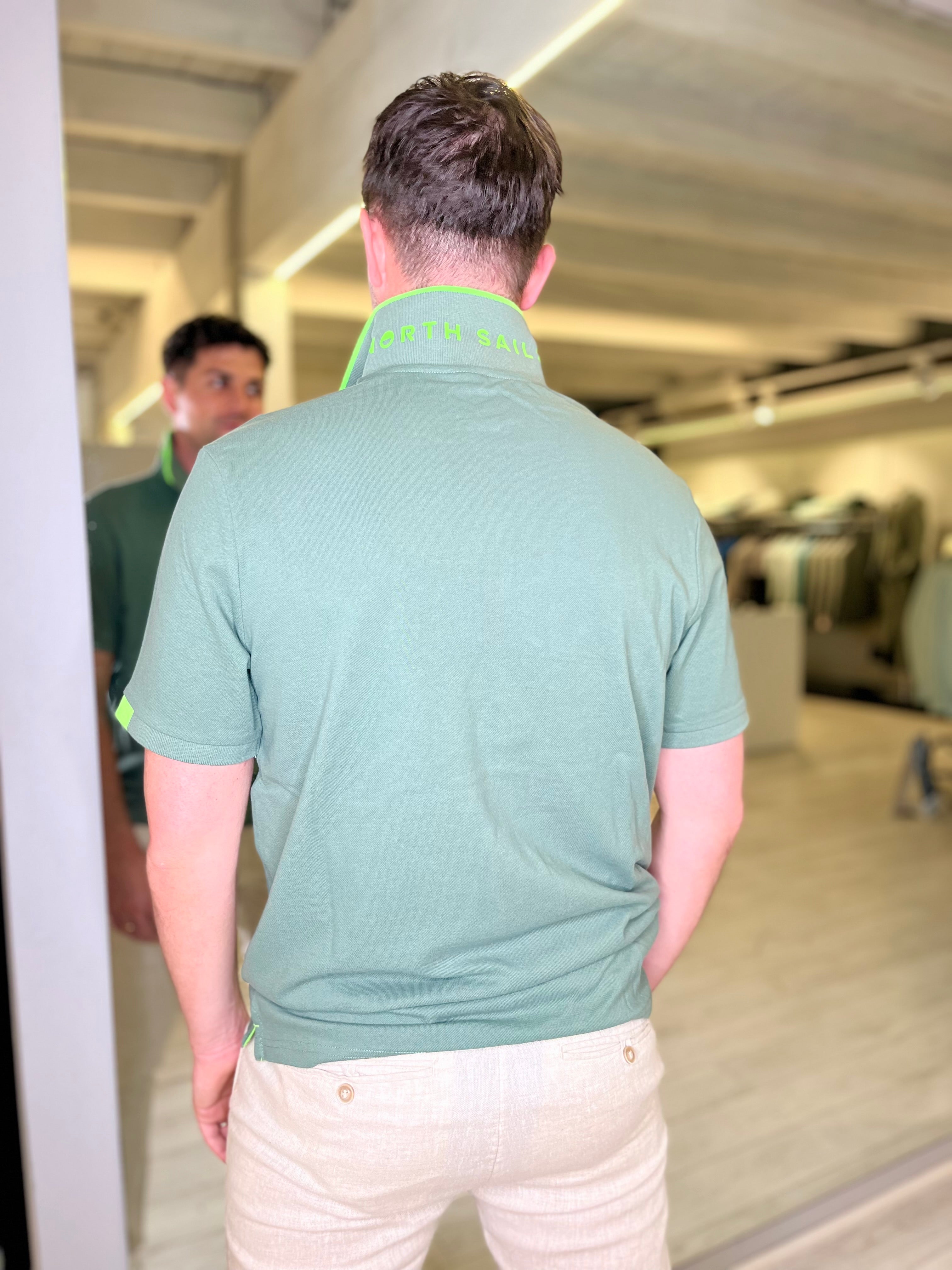 Polo con stampa sul retro del collo