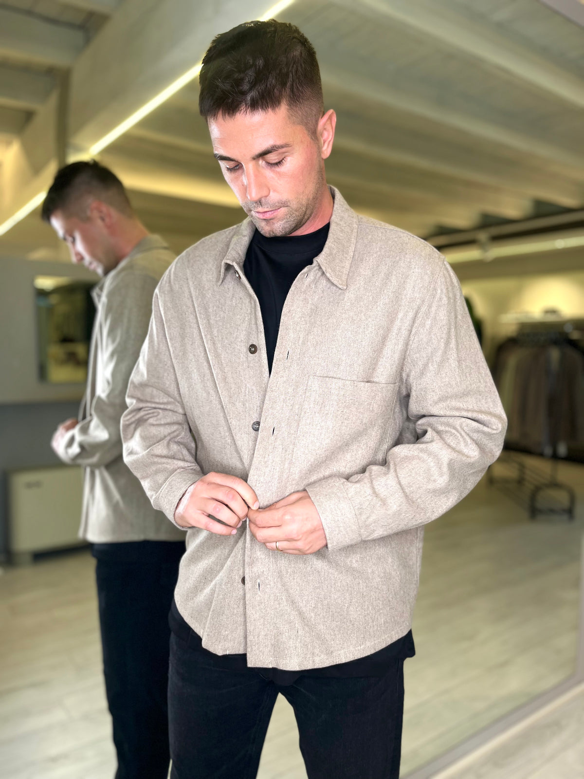 Camicia over beige con tasca frontale