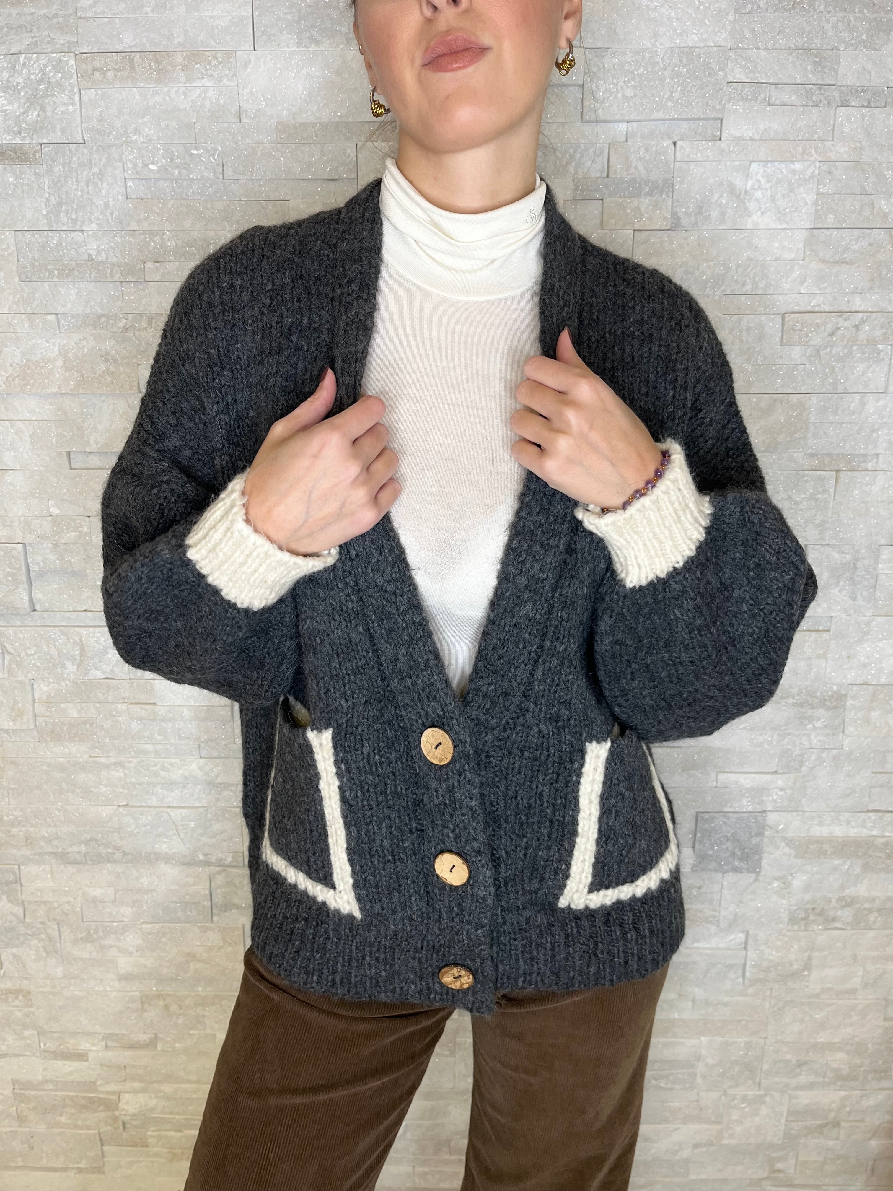 Cardigan antracite con tasche bicolore