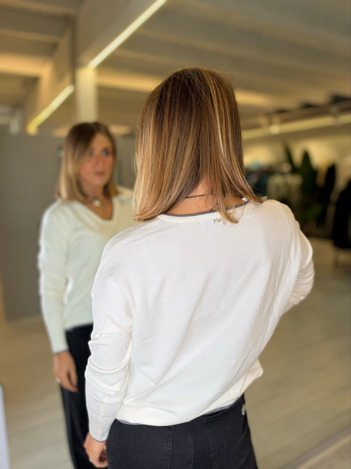 Maglia bianca V in contrasto