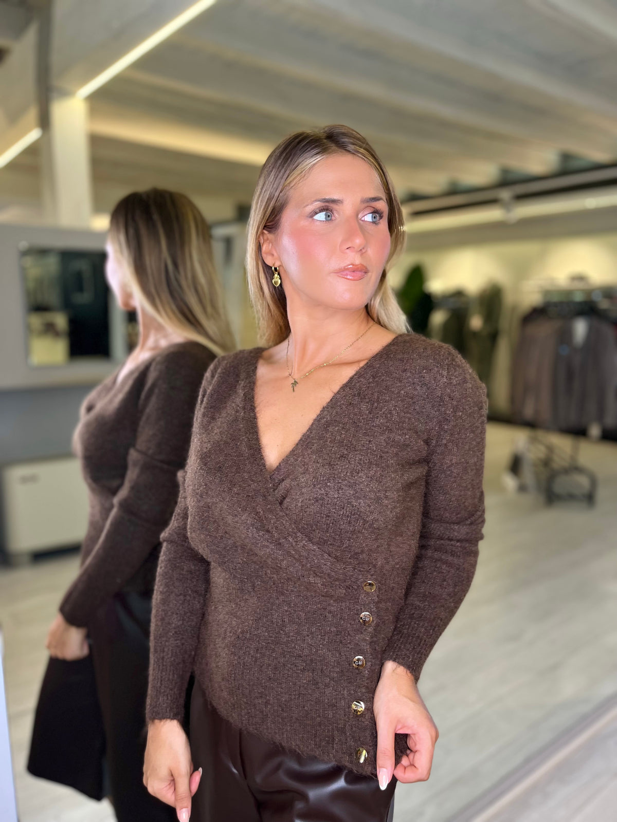 Maglia incrociata con bottoncini