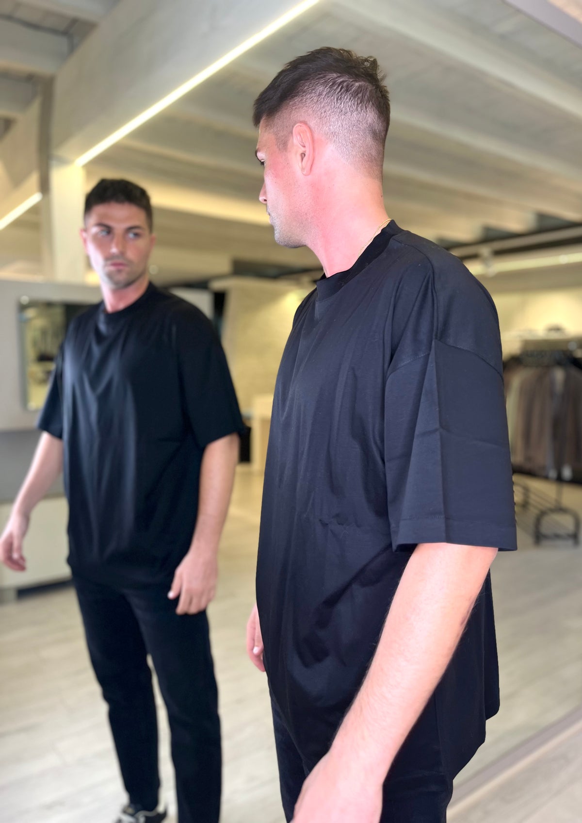 T-shirt over nera girocollo