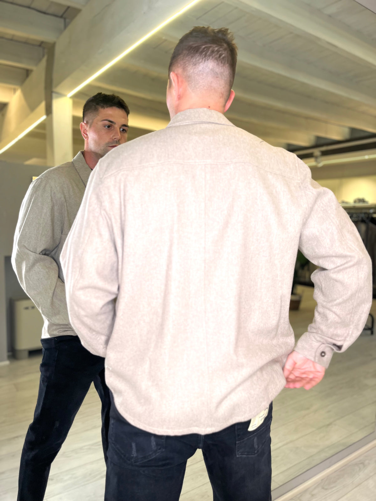 Camicia over beige con tasca frontale