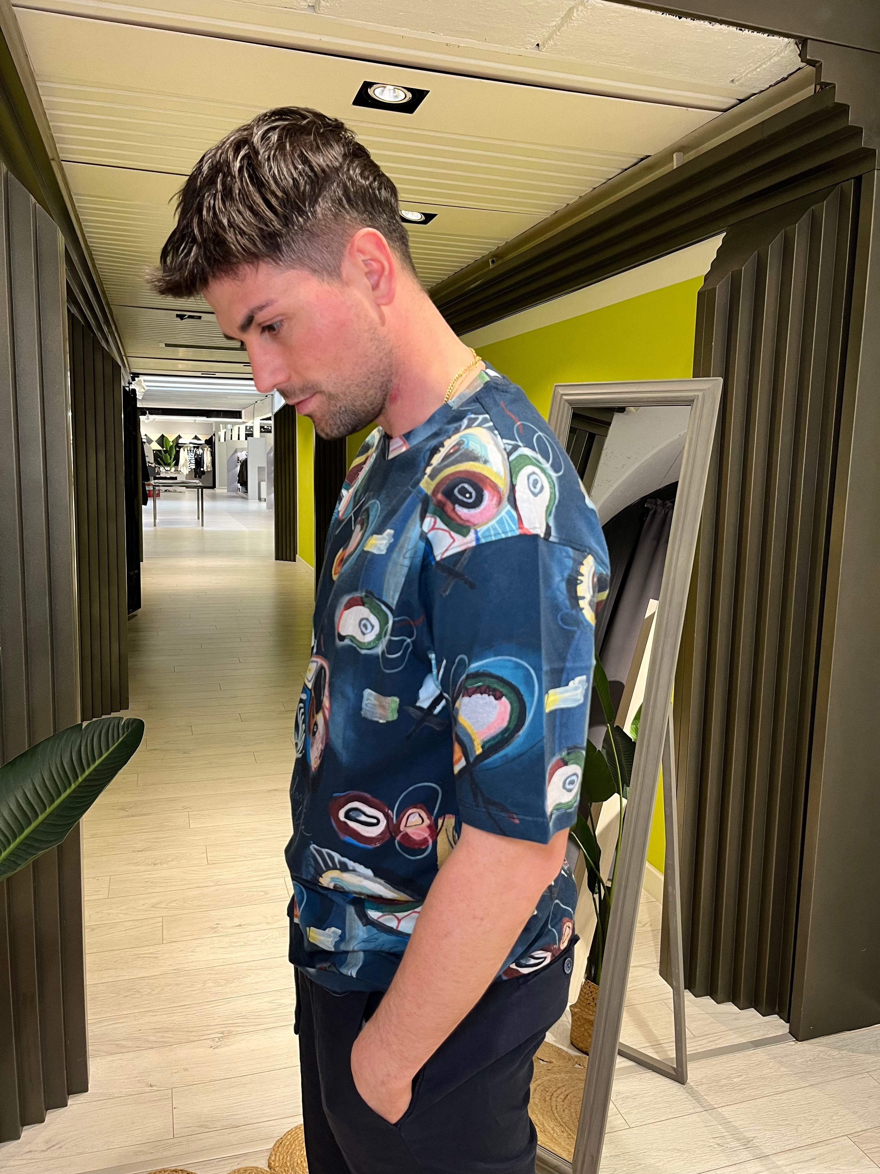 T-shirt blu con stampa