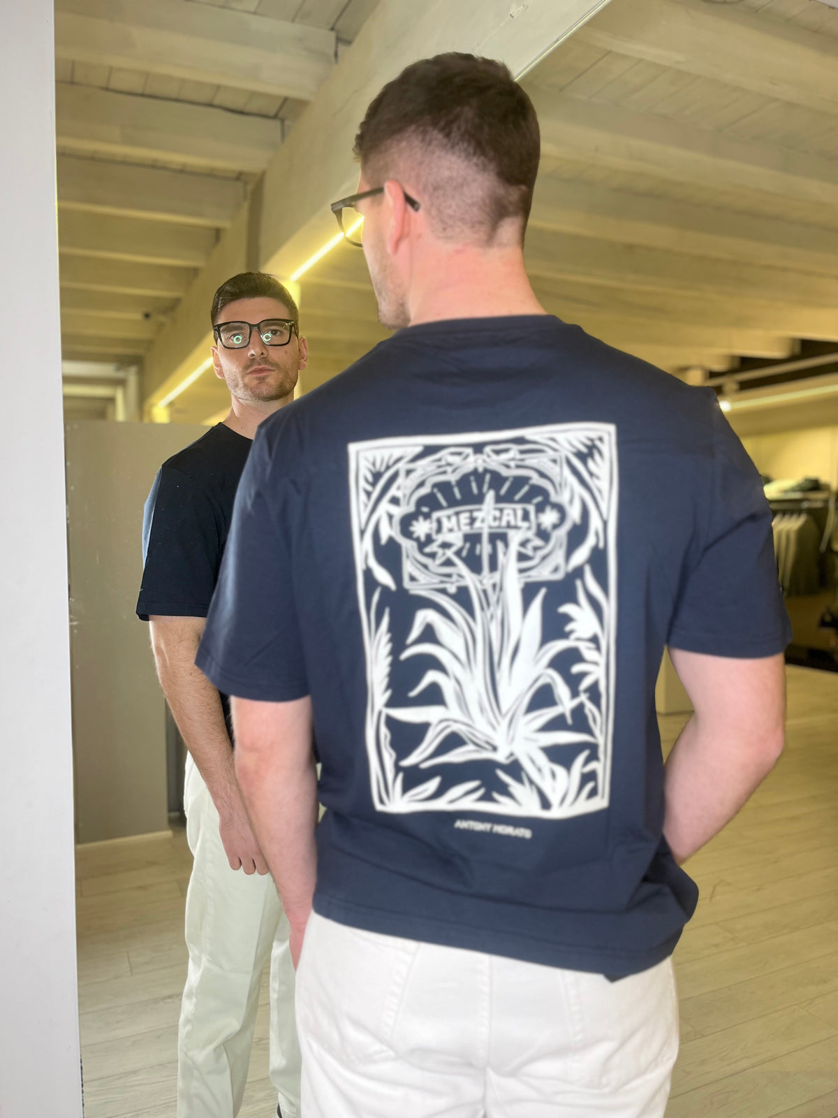 T-shirt blu con stampa