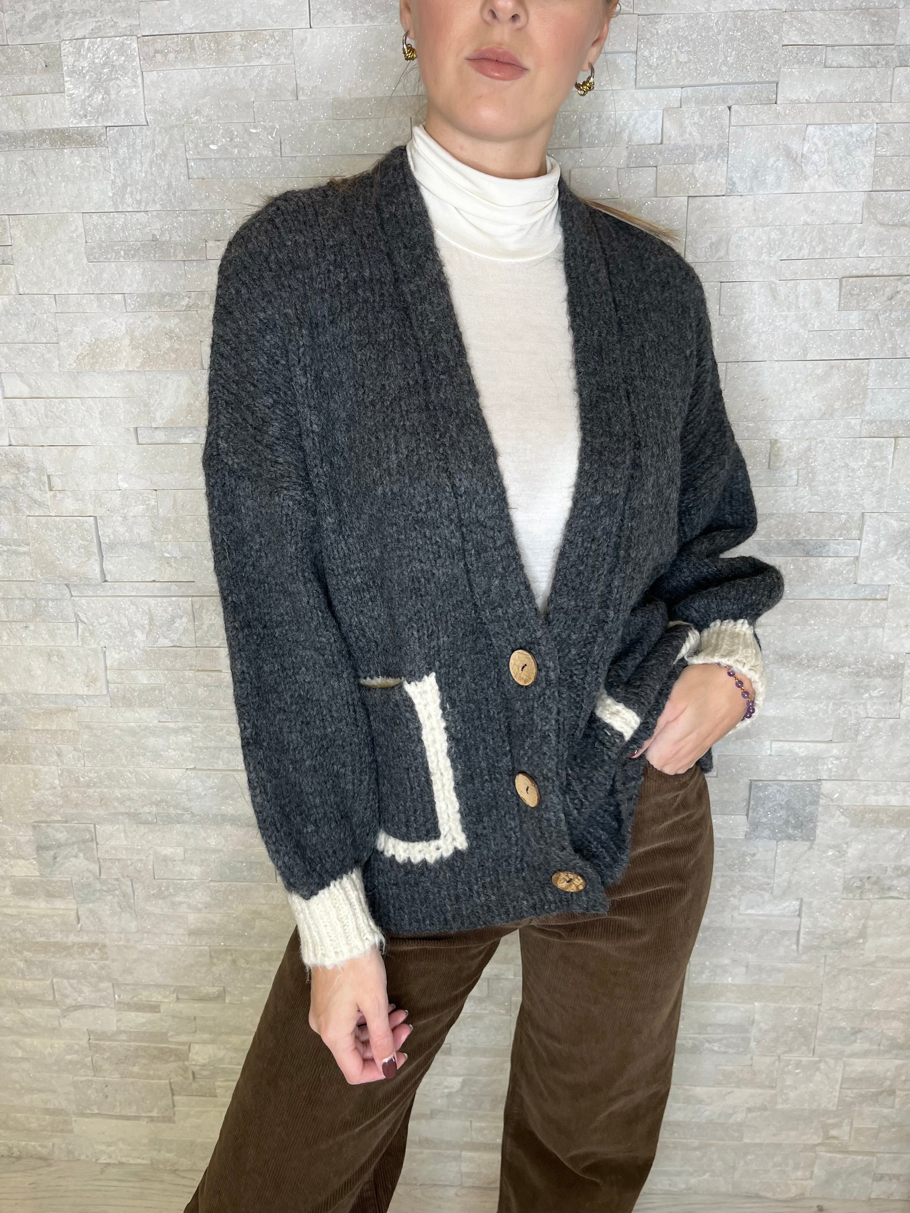 Cardigan antracite con tasche bicolore