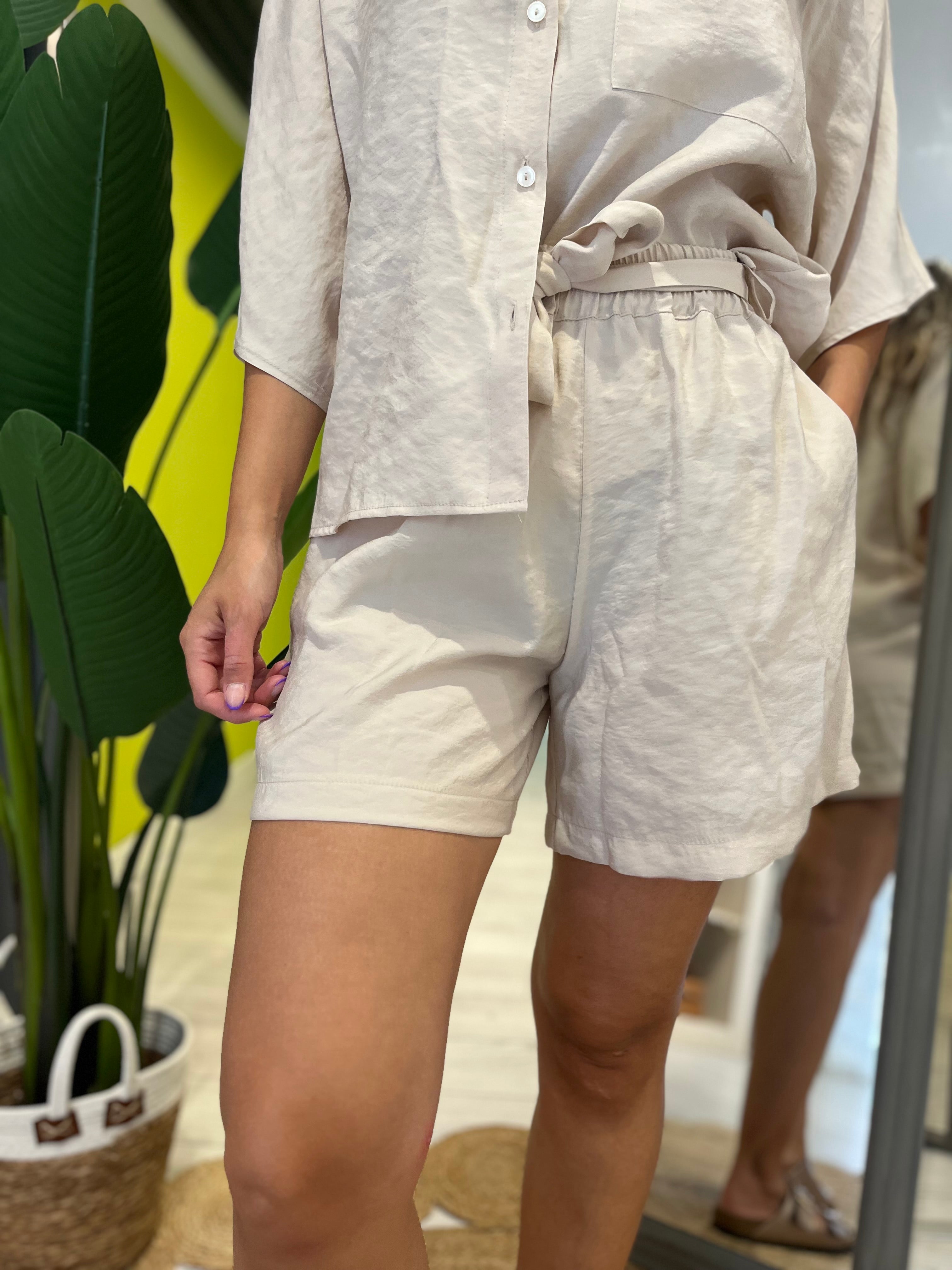 Shorts con elastico in vita beige