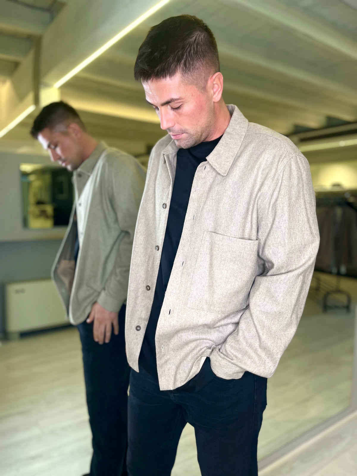 Camicia over beige con tasca frontale