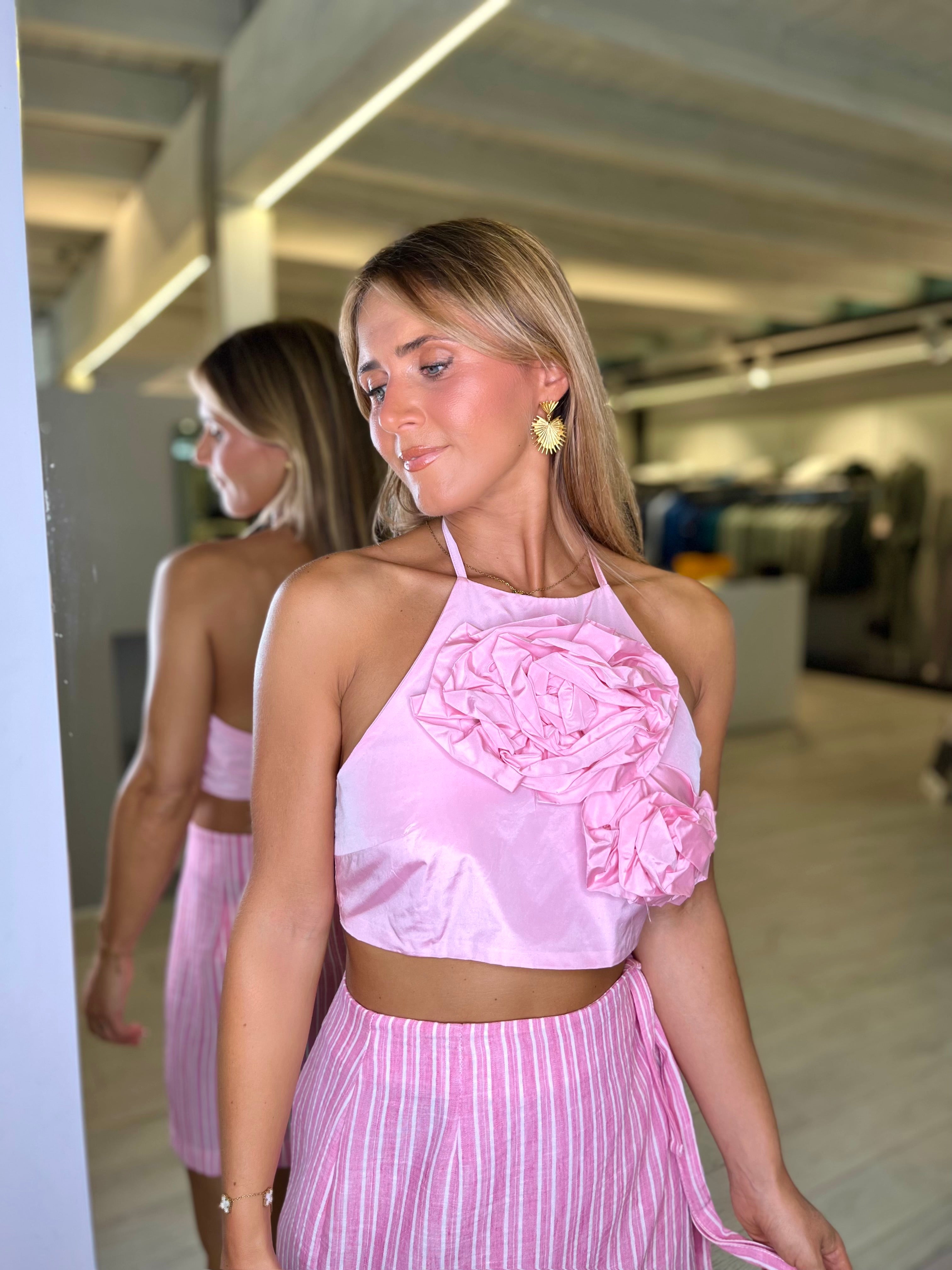 Top con fiore in rilievo