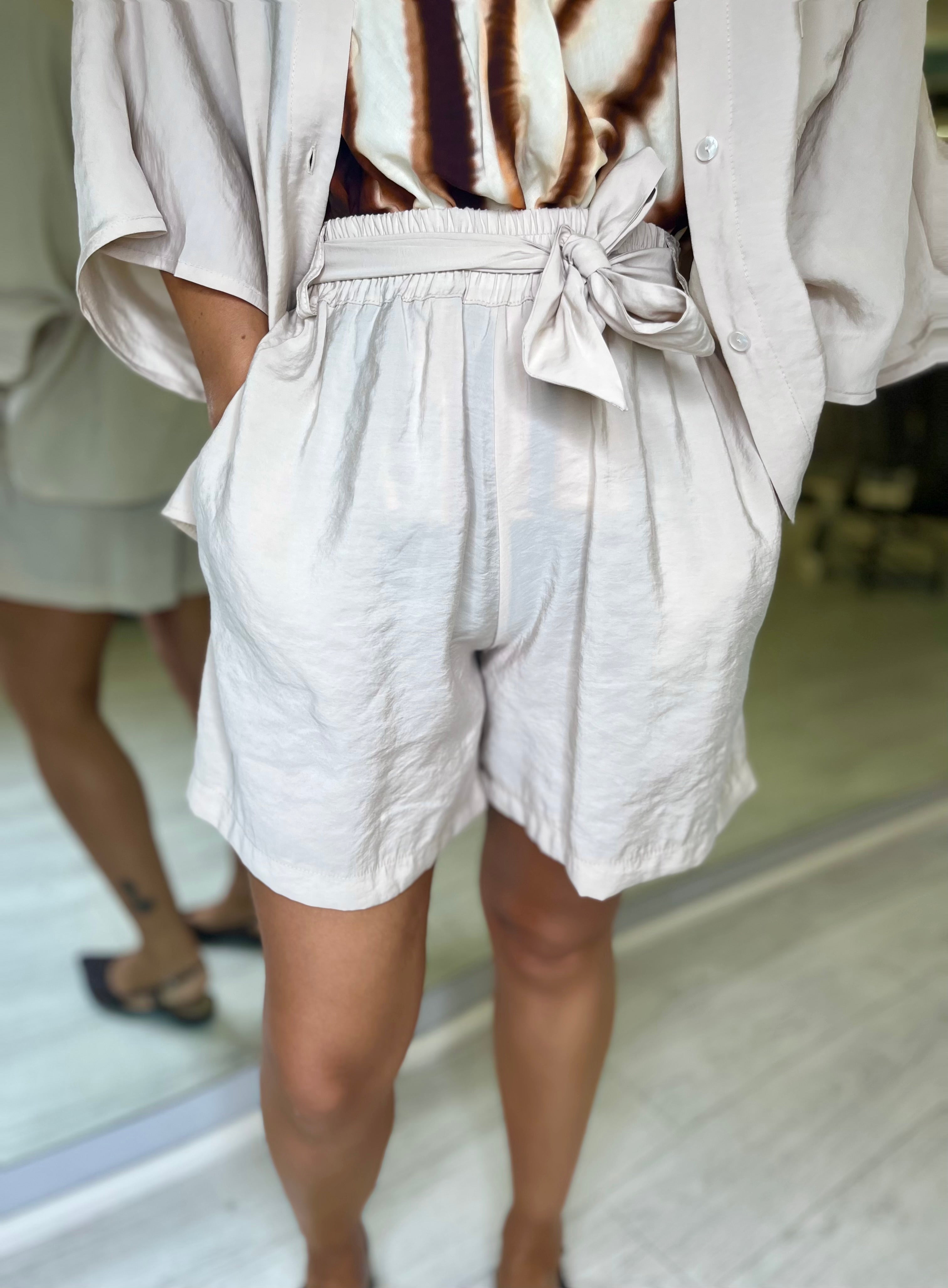 Shorts con elastico in vita beige