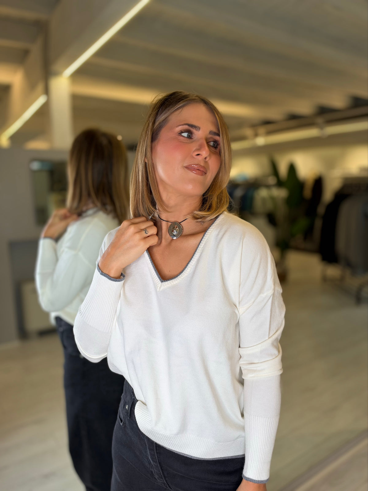 Maglia bianca V in contrasto