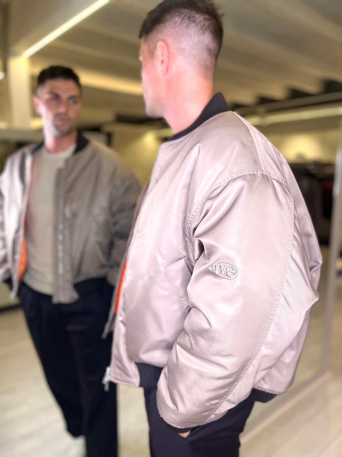 Bomber beige con interni fluo
