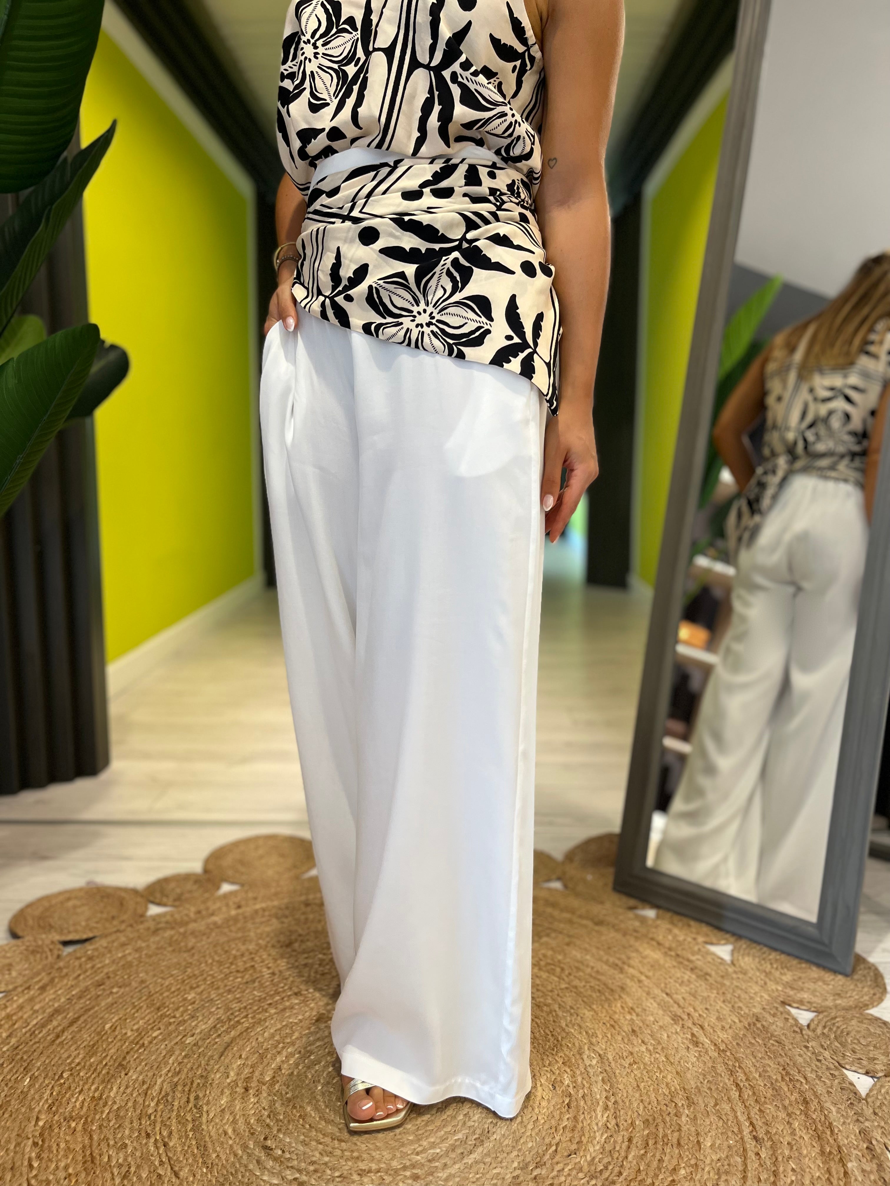 Pantalone bianco con foulard in vita