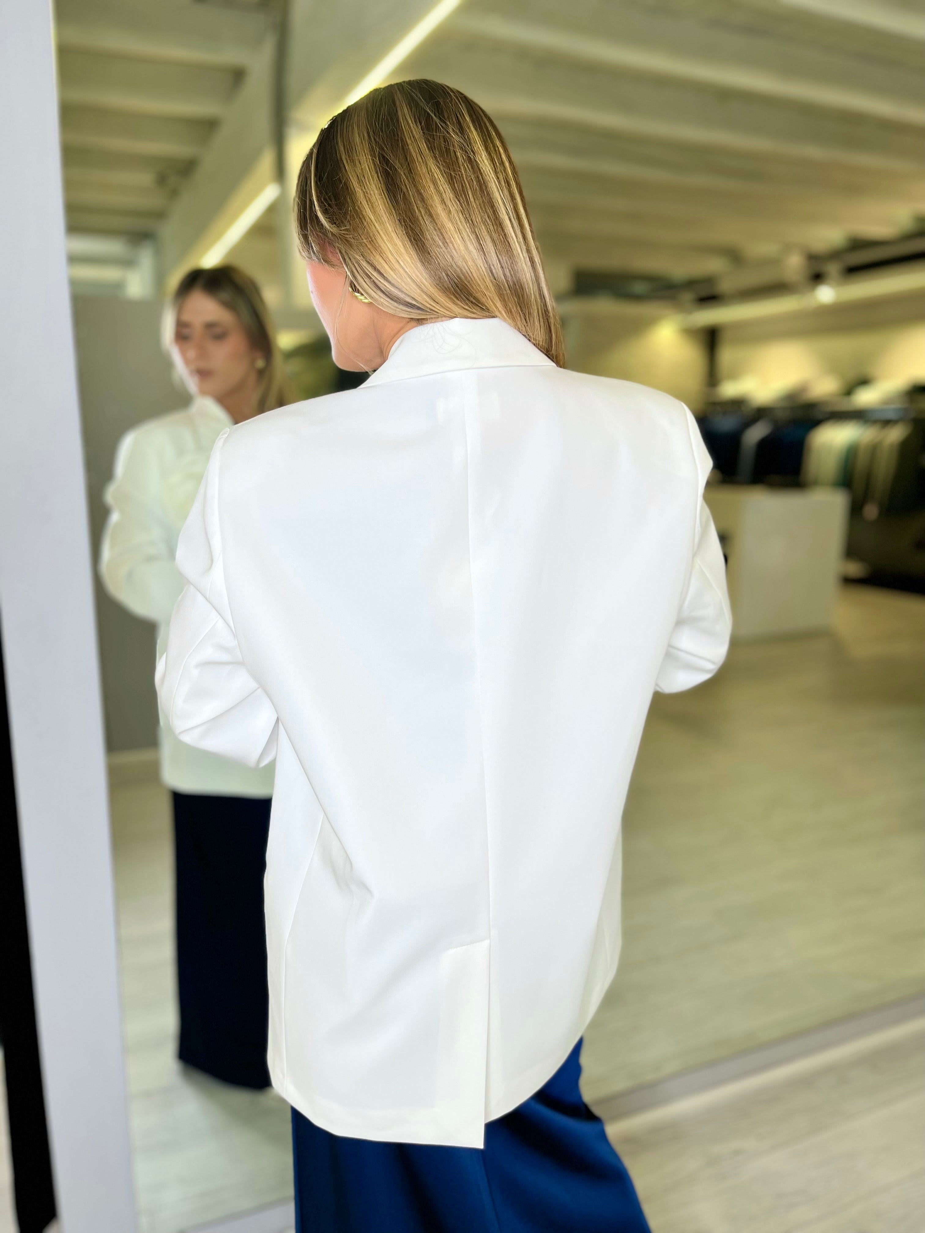 Giacca bianca con spilla fiore